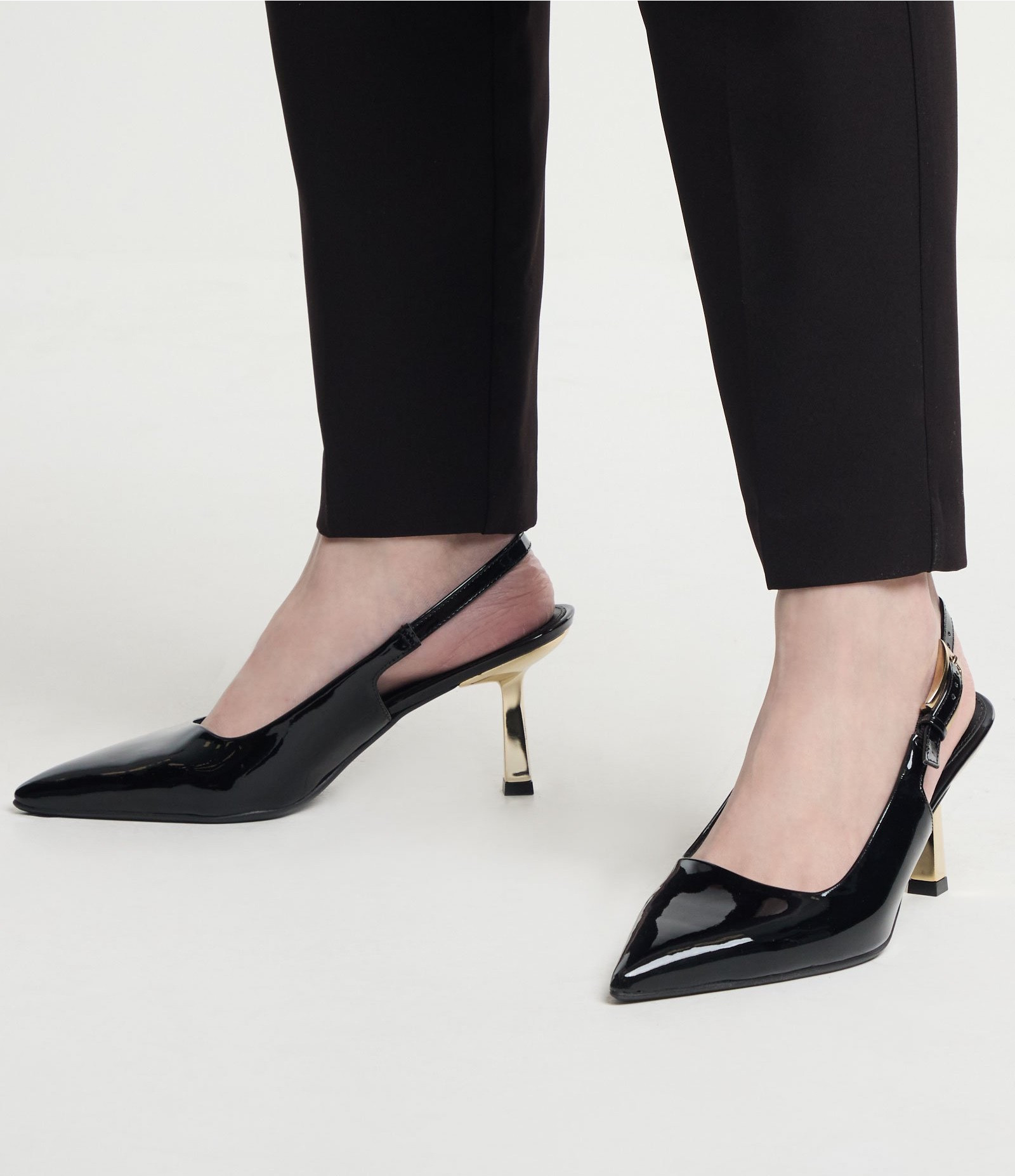 Scarpin com salto cromado com desconto! 

Cupons: QUERO25
PRESENTERENNER2025

#LTKmodamodesta #LTKshoes #LTKdicadeestilo