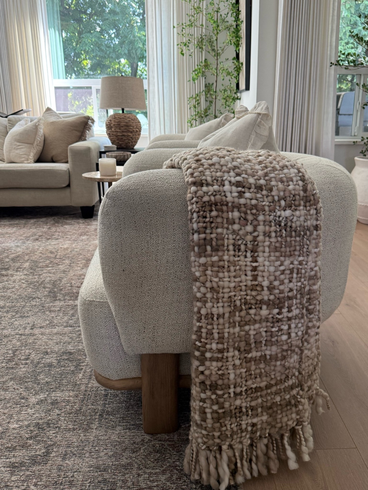 Chunky knit throw…warm neutral tones and the cutest fringe detail. A nice addition for Fall✨✨