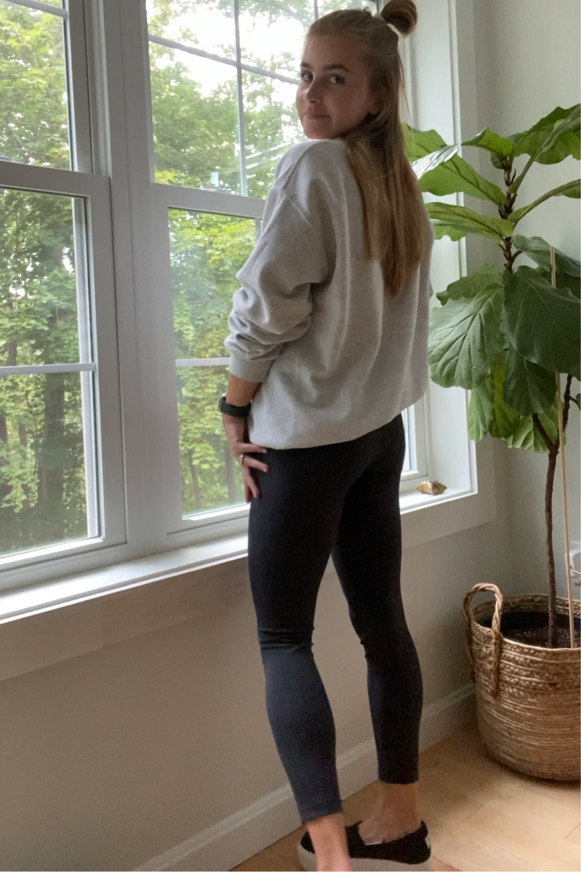 Afternoon WFH fit 💫
sweatshirt - M (sized up)
leggings - XS (tts)
platforms - 7 (size down 1/2)

#LTKunder50 #LTKfit #LTKshoecrush