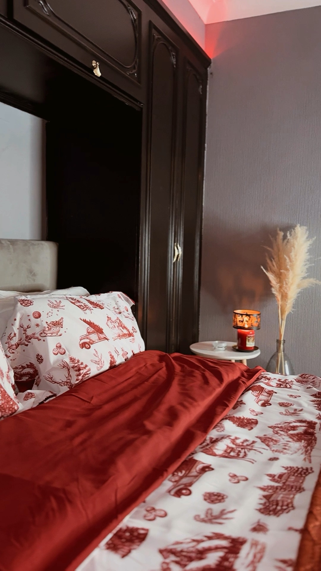 Christmas mood bed refresh/ Christmas bedroom decor / Christmas bed refresh / Christmas mood room decor 

#LTKHome #LTKSeasonal #LTKHoliday