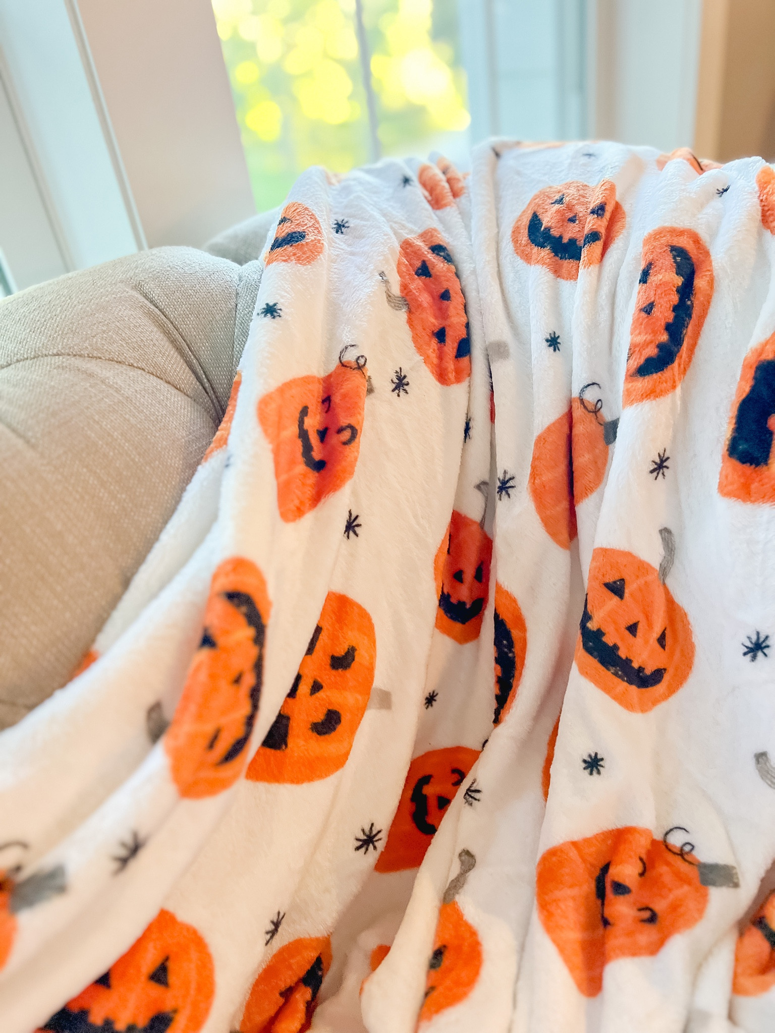 Halloween blanket 🎃 
.
.
#blanket #halloween #decor #fall #pumpkin

#LTKfindsunder50 #LTKHalloween #LTKfamily