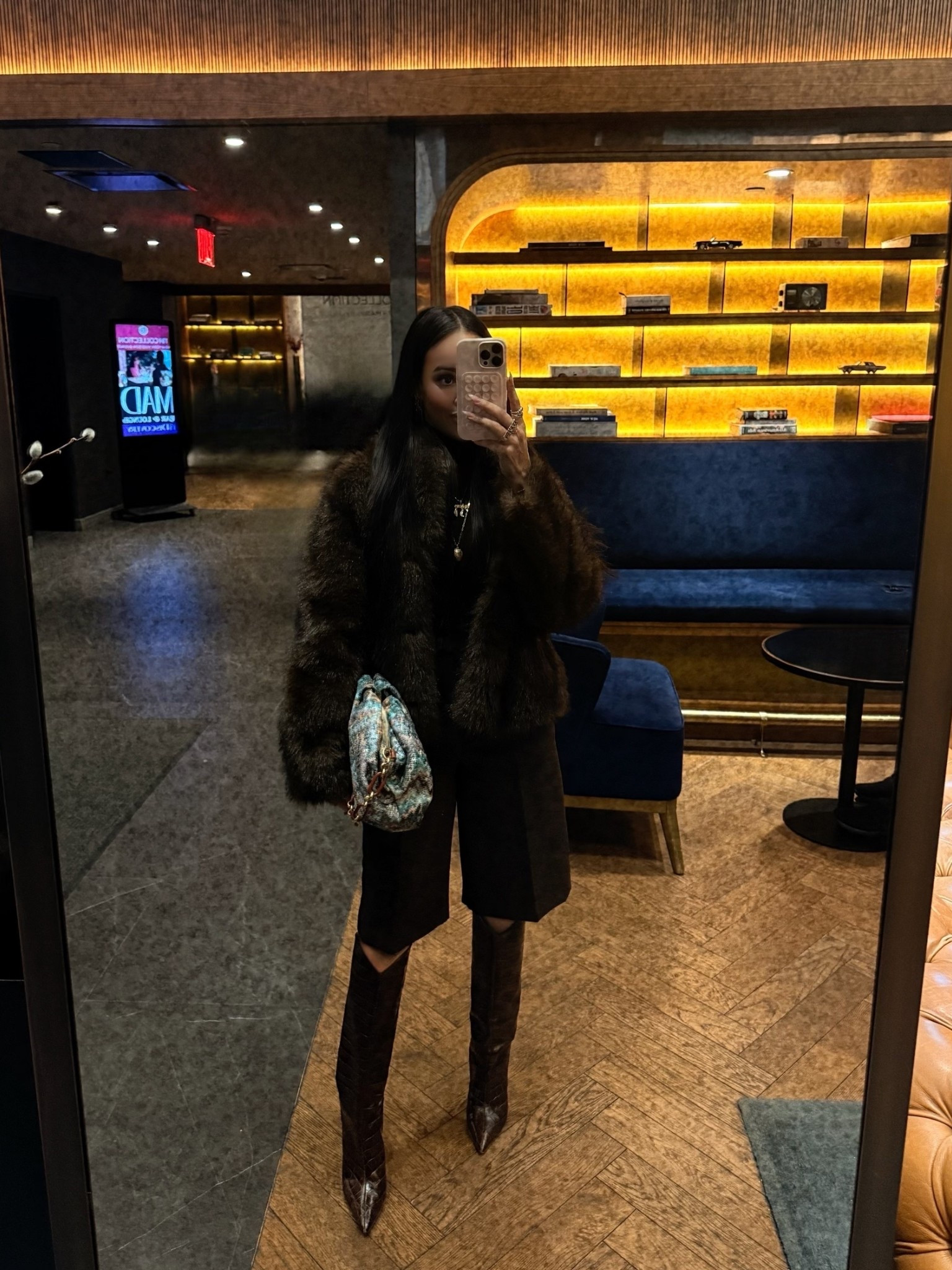 All brown Zara outfit plus this amazing oversized missoni bag. 