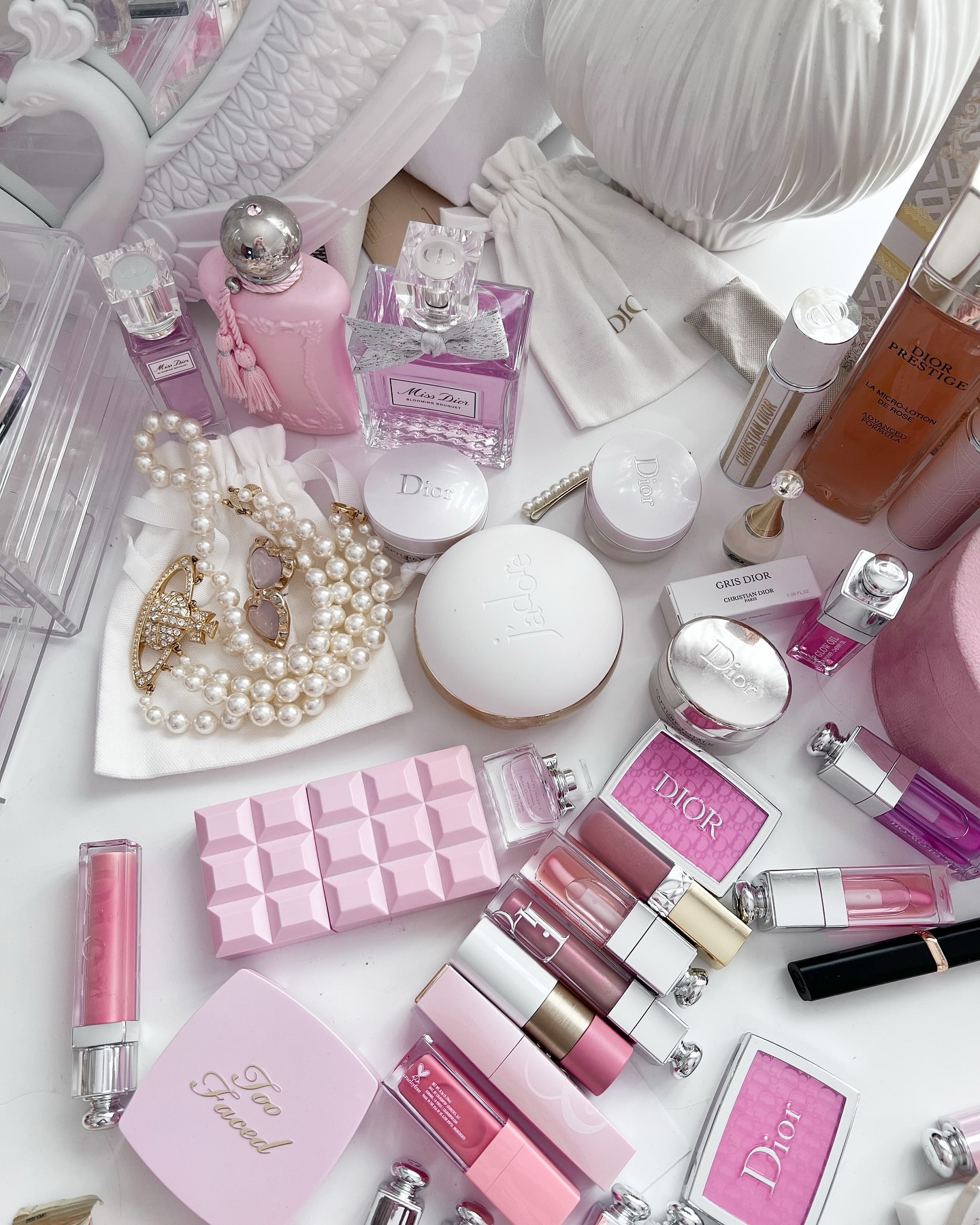 Pink and white 🍥💕🐇

.

.

#beauty #softaesthetic #softglam #softpink #girlythings #makeup #cosmetics #beautybay #beautyaddict #beautyobsessed #pinterestinspired #pink #beautyphotography #pincollection #aesthetically #aestheticposts #aesthetictumblr #thatgirlaesthetic #pinkaesthetic #white e