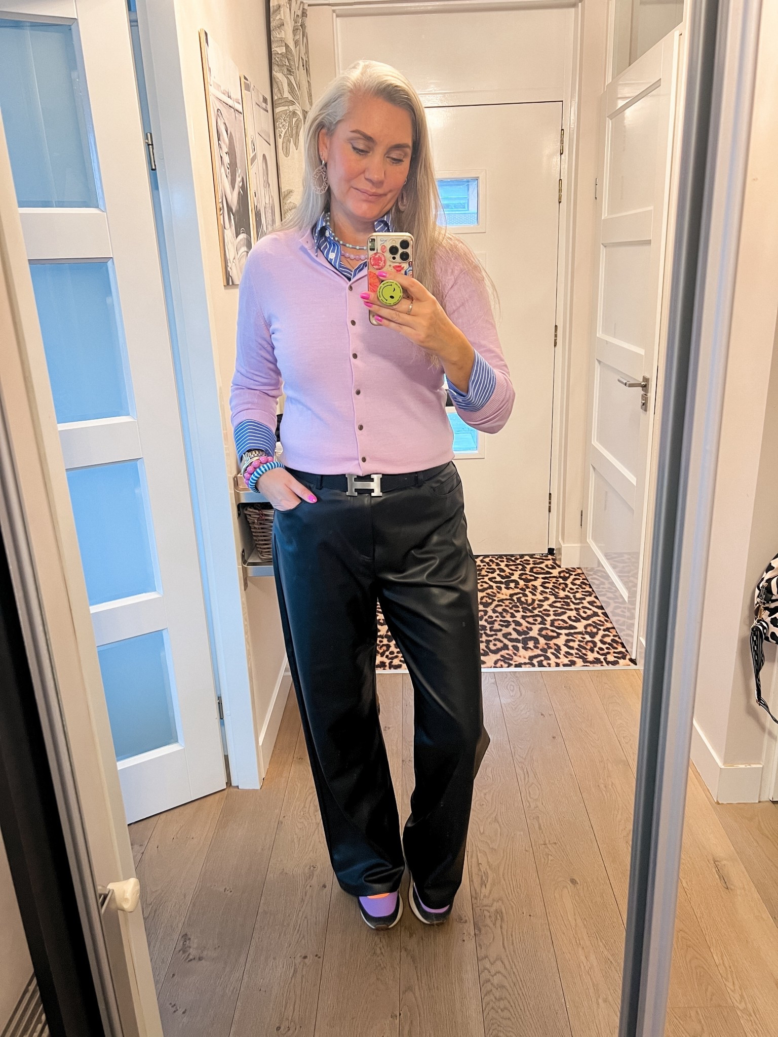OOTD - Zaterdag. Lola wollen vestje (L) over een blauw gestreepte overhemdblouse (L) op een wijde leren broek (oud Zara). Puma sneakers en bijpassend kettingen. 



#LTKFashionMonth #LTKnederlands #LTKeurope