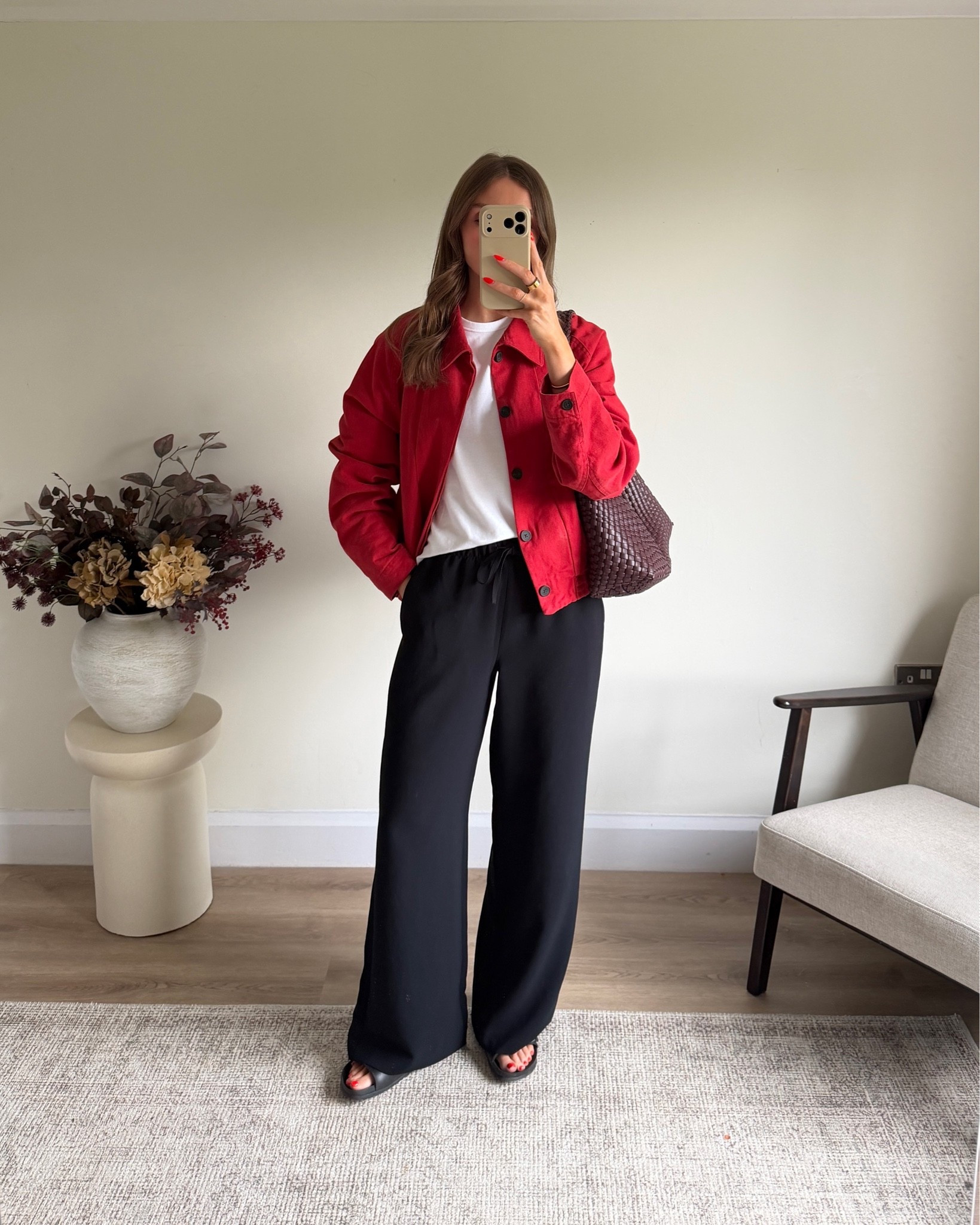 Small in the Uniqlo long sleeve white t-shirt
Small in the men’s Zara jacket
Small reg in the Aritzia the lodge pants
  Black crepette material
I’m 5ft 6 
Birkenstock sandals 
Dune bag