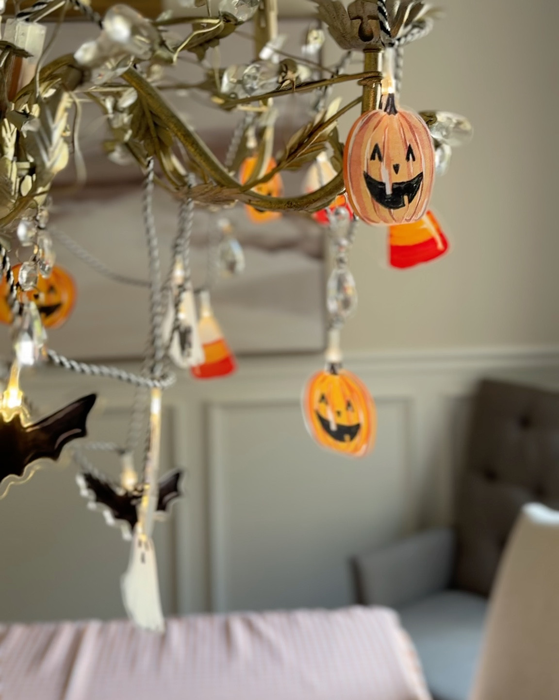 Cute Whimsical Halloween garlands for chandeliers, mirrors, windows, table rod, stairways…

Use code JOY15 For discount on these garlands, or any other Mud Pie items. 

Fall decor, Halloween decor, Fall-oween decor, pumpkin garland, ghost garland 