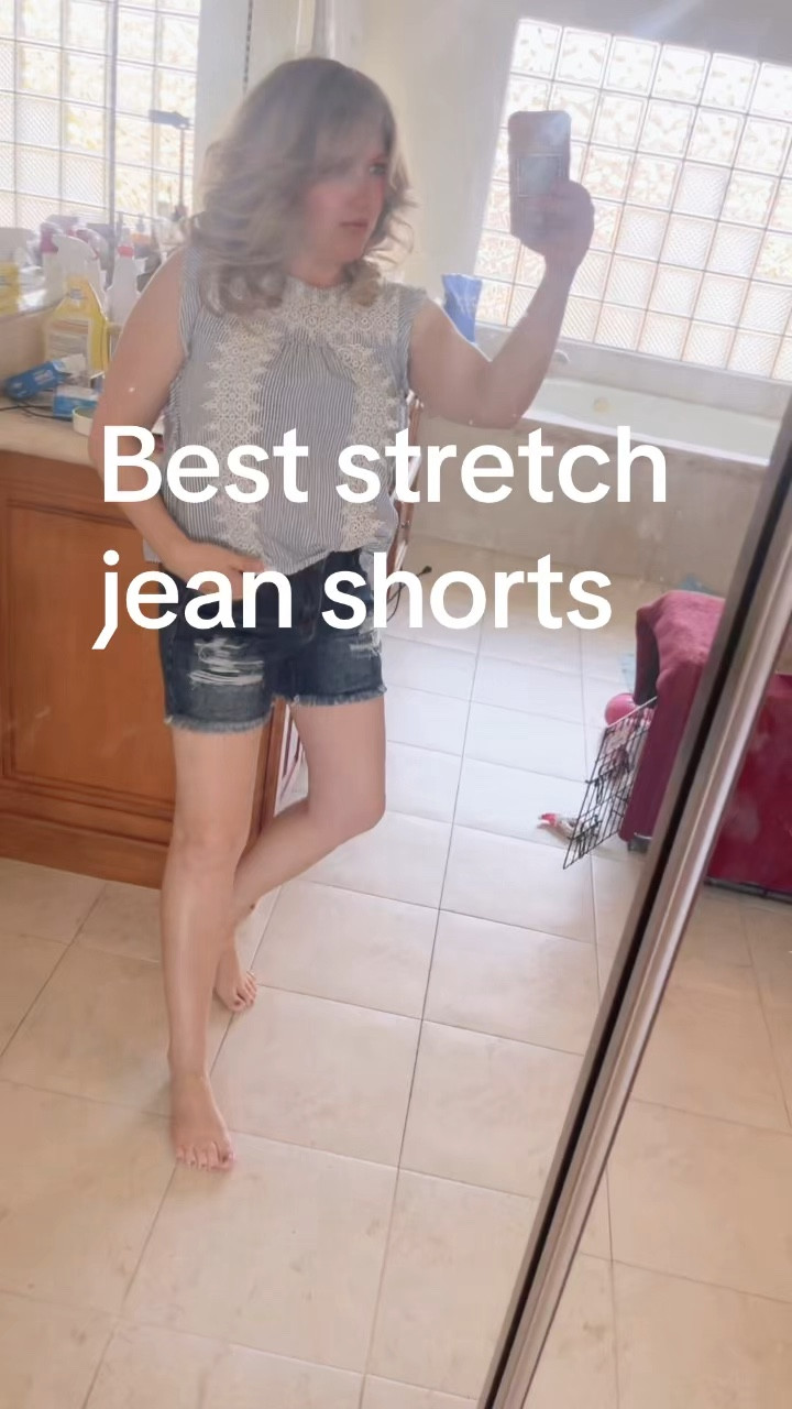 Obsessed with these stretched, jean shorts

#LTKootd