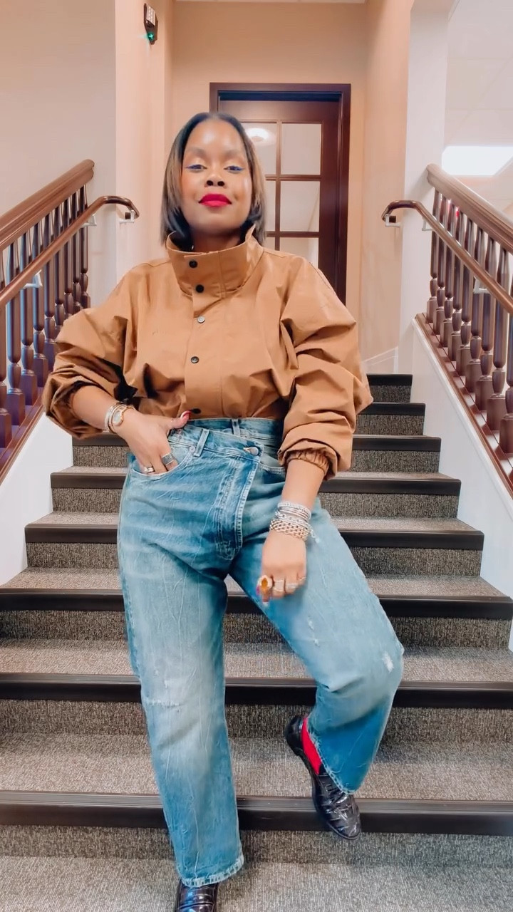 Watch me work! 😏 

Happy Thursday loves!!💋💋💋
•
•
Style over forty, workwear style, denim style, easy clothes styling, technical jacket