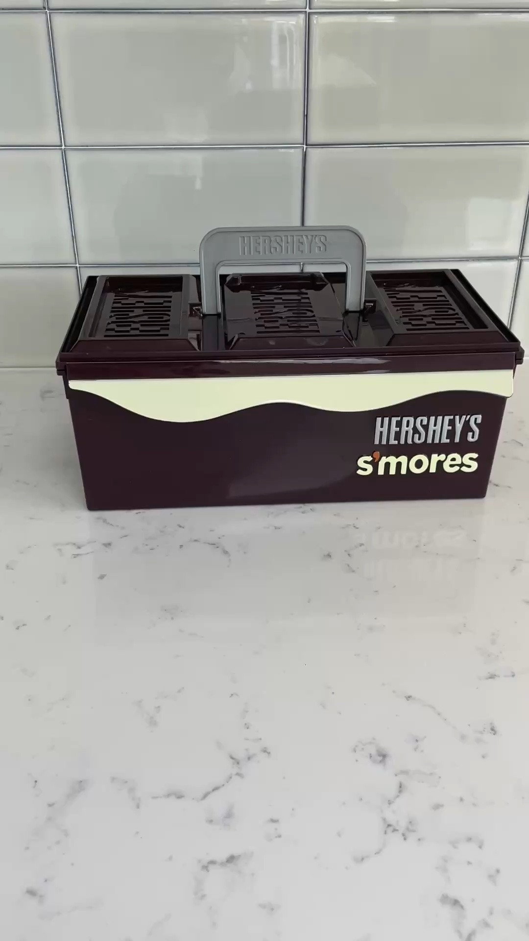 S’mores tackle box = the ultimate summer gift 🍫🔥

Filled with graham crackers, marshmallows & Hershey bars for the sweetest little surprise! 

Perfect for teachers, grads, neighbors, camp weekends & summer gatherings 🤍