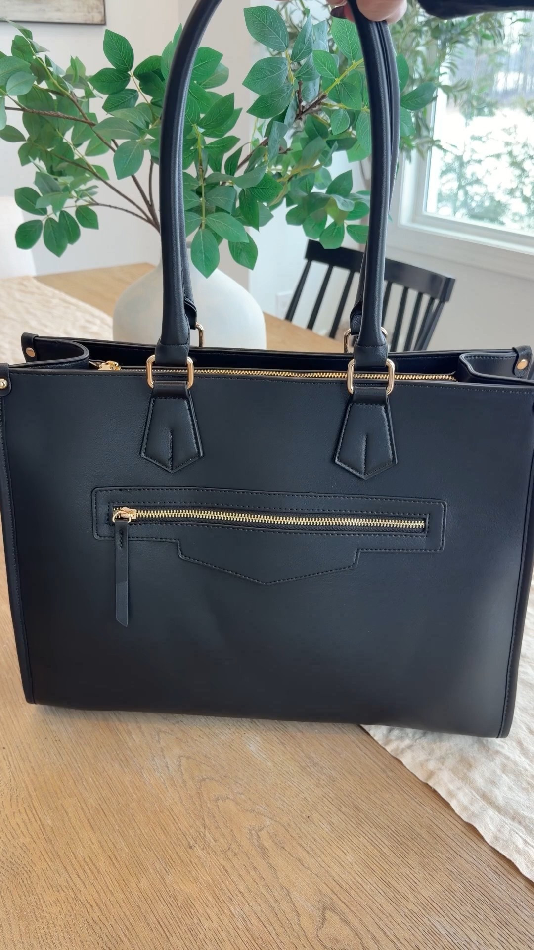 Stylish bag for busy working girlies that fits snacks/lunch, a laptop, and all the daily essentials 🖤

#workinggirl #momlife #everydaybag #workstyle #neutralstyle 