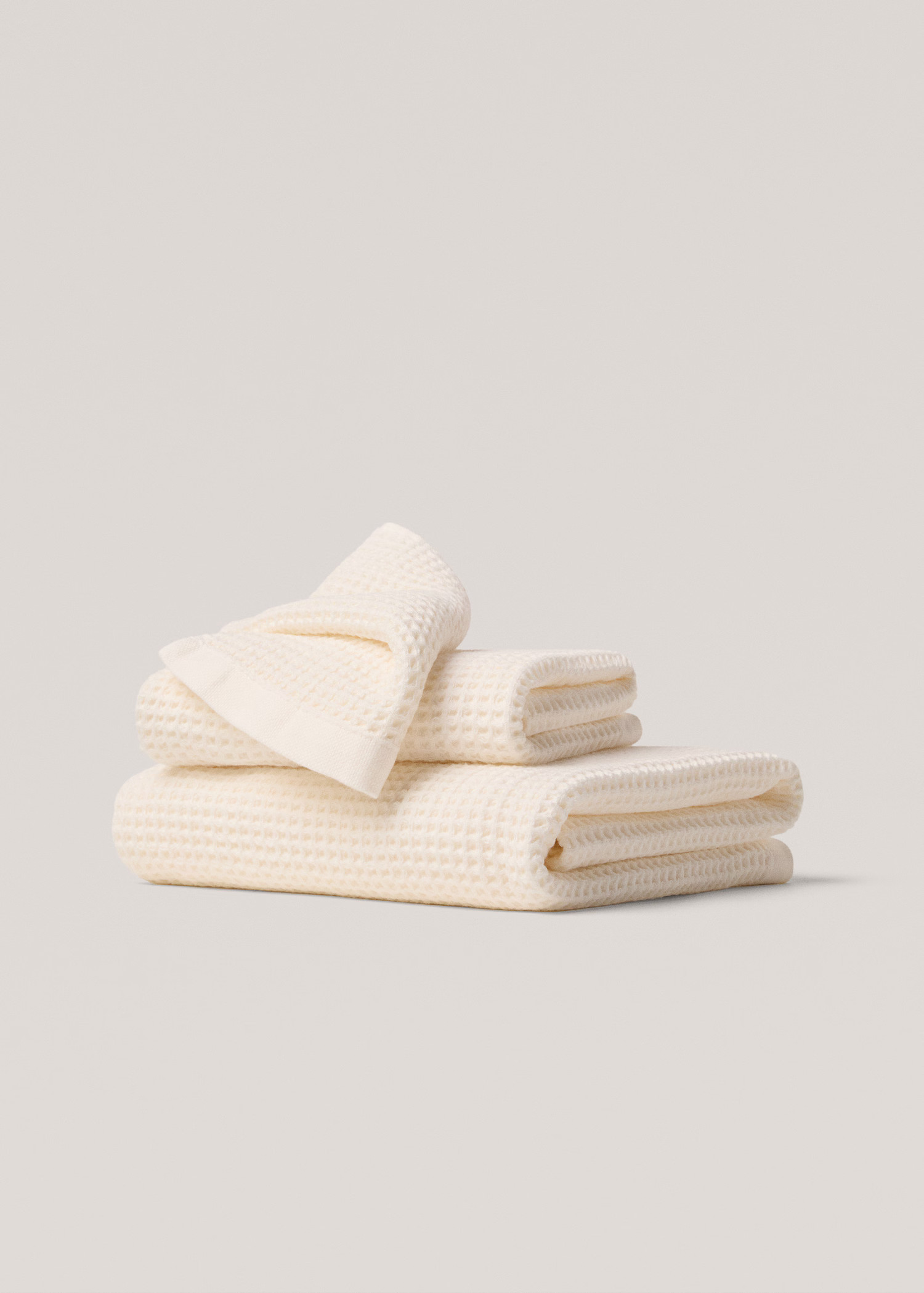 100% cotton waffle bath towel 90x150cm - Home | MANGO USA | Mango (US/MX/AU)