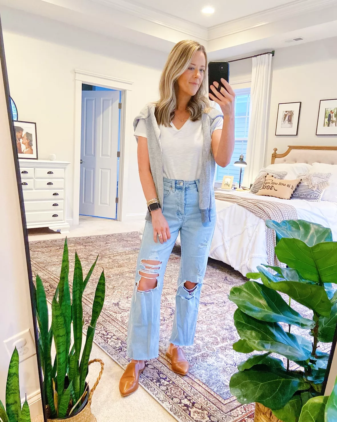 PHOTOS: Elevated T-Shirt and Jeans Outfit Ideas