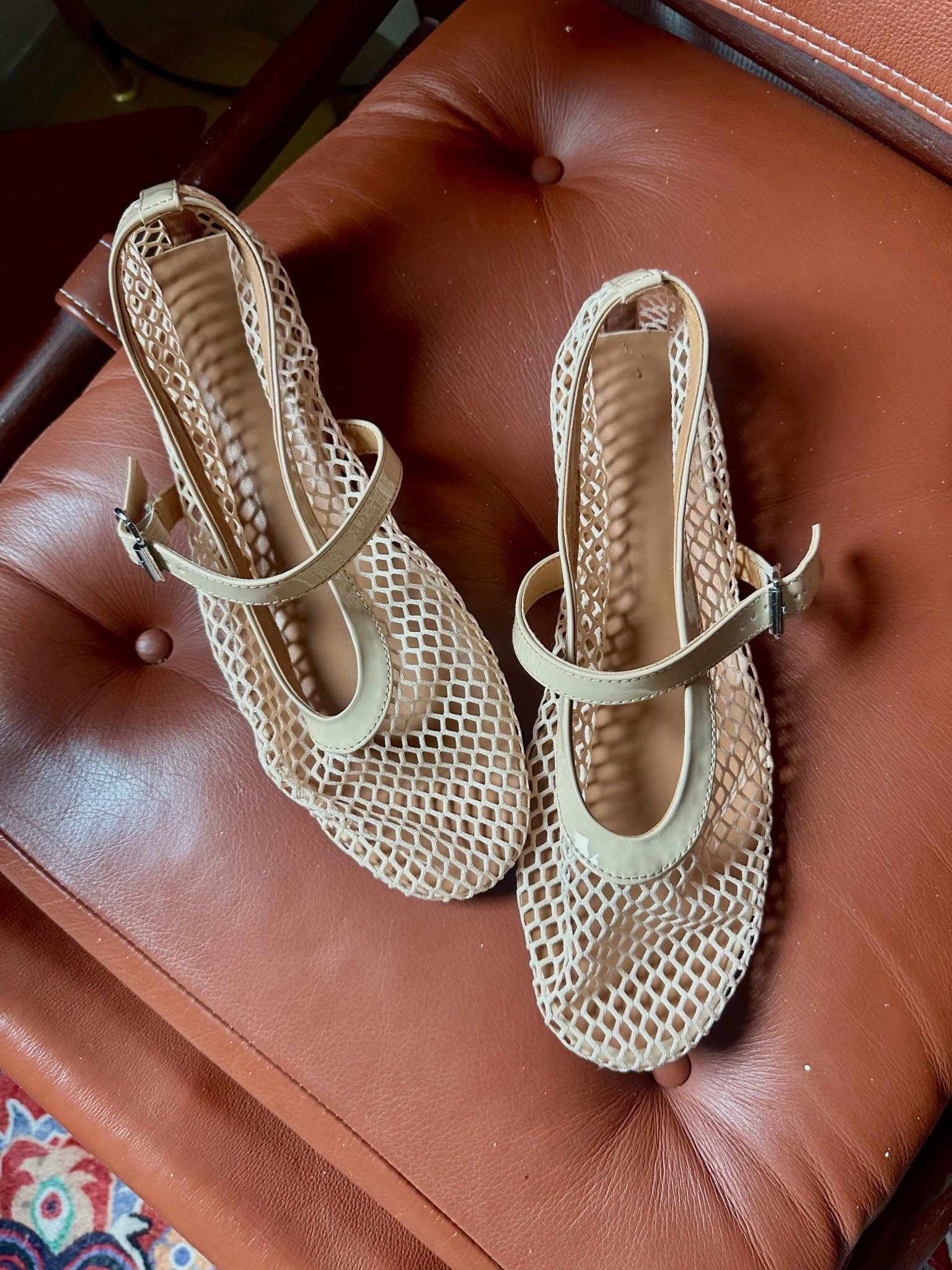Picked up these flats and I have to report they are SO comfy! Wore them straight out the box all day with no blisters 🤯

I did size up a half size to a 10.5! This is the NUDE color!
