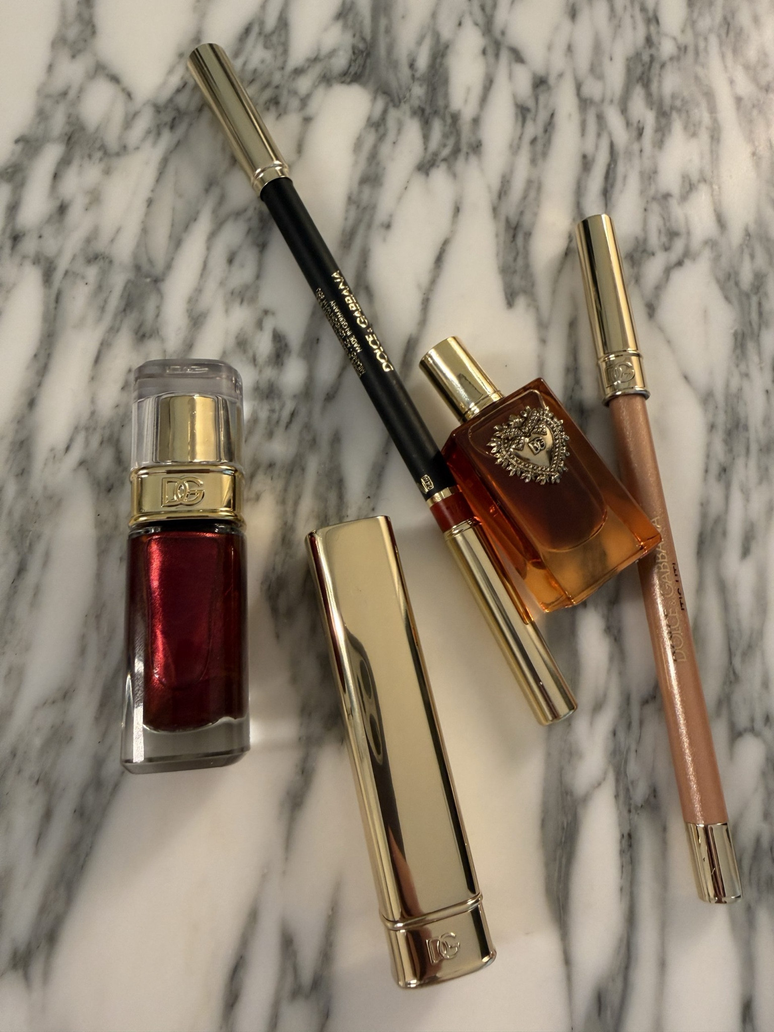 Finishing touches for my holiday look! Was shocked at how quick-dry this nail lacquer *actually* was – I did it just 10 minutes before doing my makeup and didn’t even smudge or chip it while getting ready! 

#ad @dolcegabbana_beauty #DGBeauty #DGMakeup #DGHoliday #cleanbeauty
#holidaylook



#LTKgrwm #LTKootd #LTKHoliday