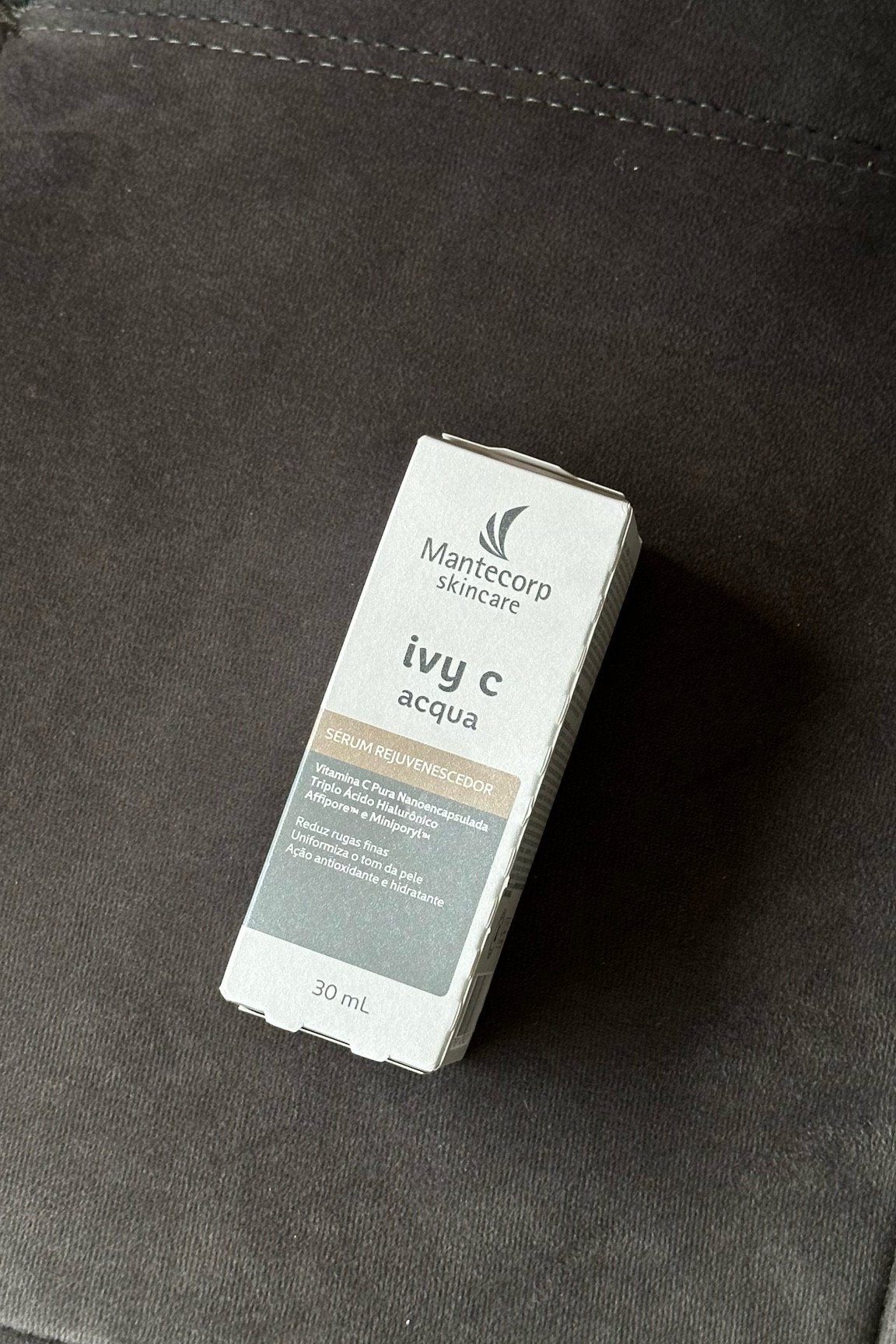Sérum rejuvenescedor para corpo e colo. Mantecorp Ivy C Corpo e Colo reduz linhas finas, aumenta a firmeza e uniformiza o tom da pele.

Sérum Rejuvenescedor Corporal Mantecorp Ivy C Corpo e Colo é um sérum rejuvenescedor corporal a base de Vitamina C nanoencapsulada, estabilizada e protegida, com alta ação antioxidante e rejuvenescedora. Possui textura leve e de rápida absorção enriquecida com Ácido Hialurônico, Retinol e Vitamina E, combinação de ativos antioxidantes e hidratantes, que protegem a pele do envelhecimento e renovam sua aparência.