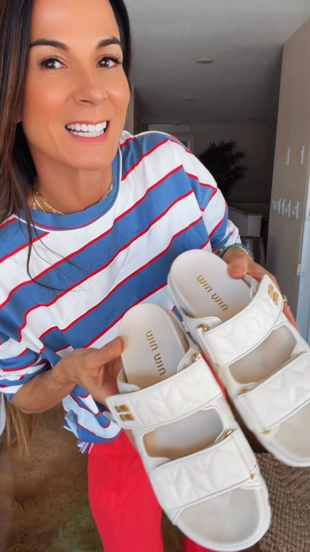 POV: You throw on an oversized striped tee and linen pants for a quick coffee run… and somehow it becomes your favorite outfit of the week. ❤️💙

This look is exactly why I love summer style. Easy, comfortable, effortless… but still cute enough to make it look like you had a plan all along. 😏

The oversized striped tee is giving cozy coastal mornings, the linen drawstring pants are lightweight and breezy, and the fish bag might just be my favorite accessory of the season.

Perfect for beach mornings, breakfast with friends, running errands, or those days when you want to look put together without actually trying.

Wearing XXS in the tee and XS in the pants.

@jcrew

#NicoleColeeStyle #SummerStyle #CoastalChic #BeachStyle #ResortWear

#LTKdayinmylife #LTKgrwm #LTKootd