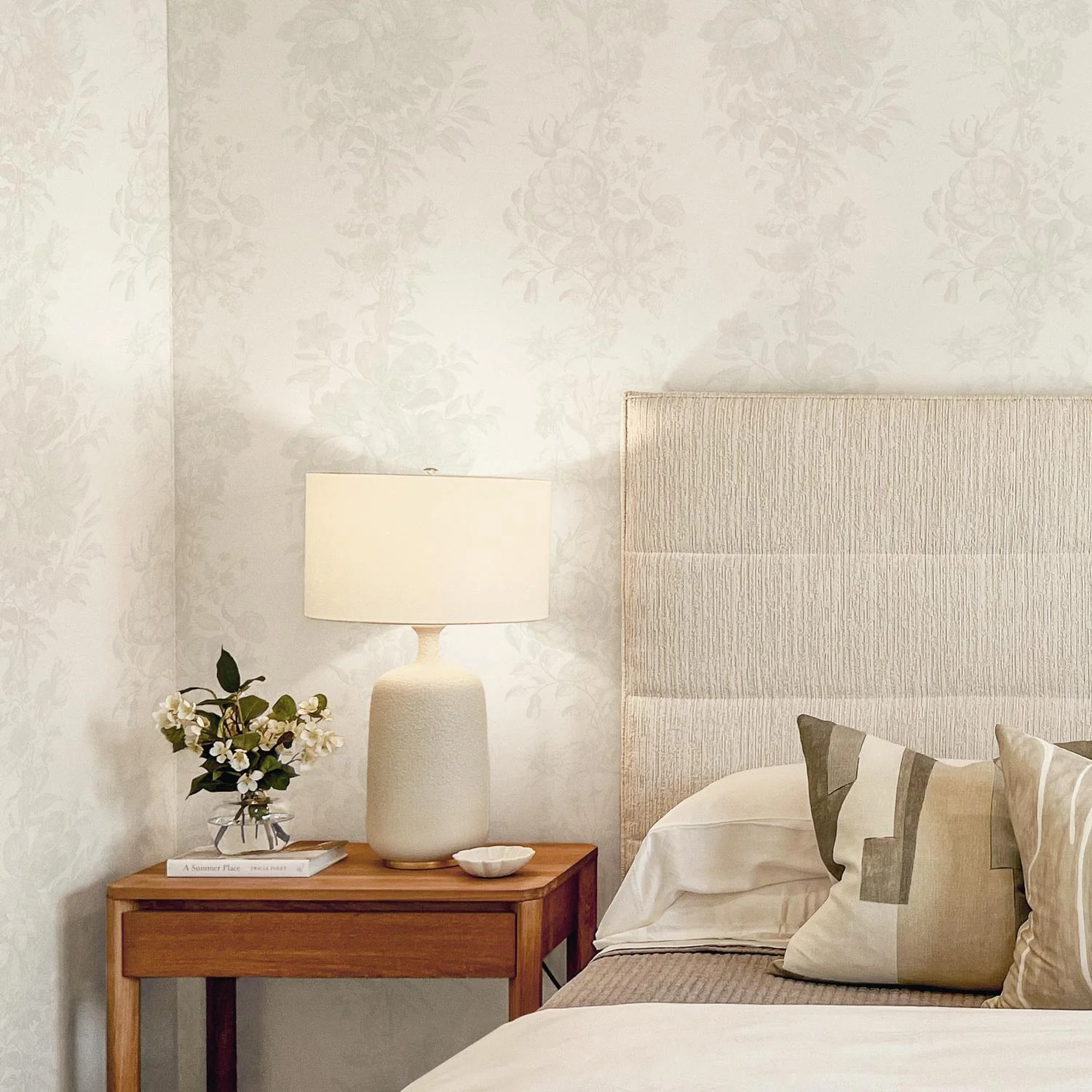 Elegant Toile pattern wallpaper | Livettes Wallpaper