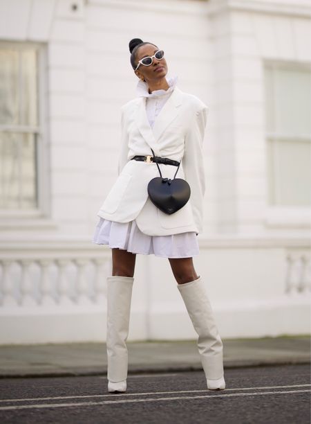 {•MONOCHROME•} Strutting towards LFW in this monochrome outfit!
•
