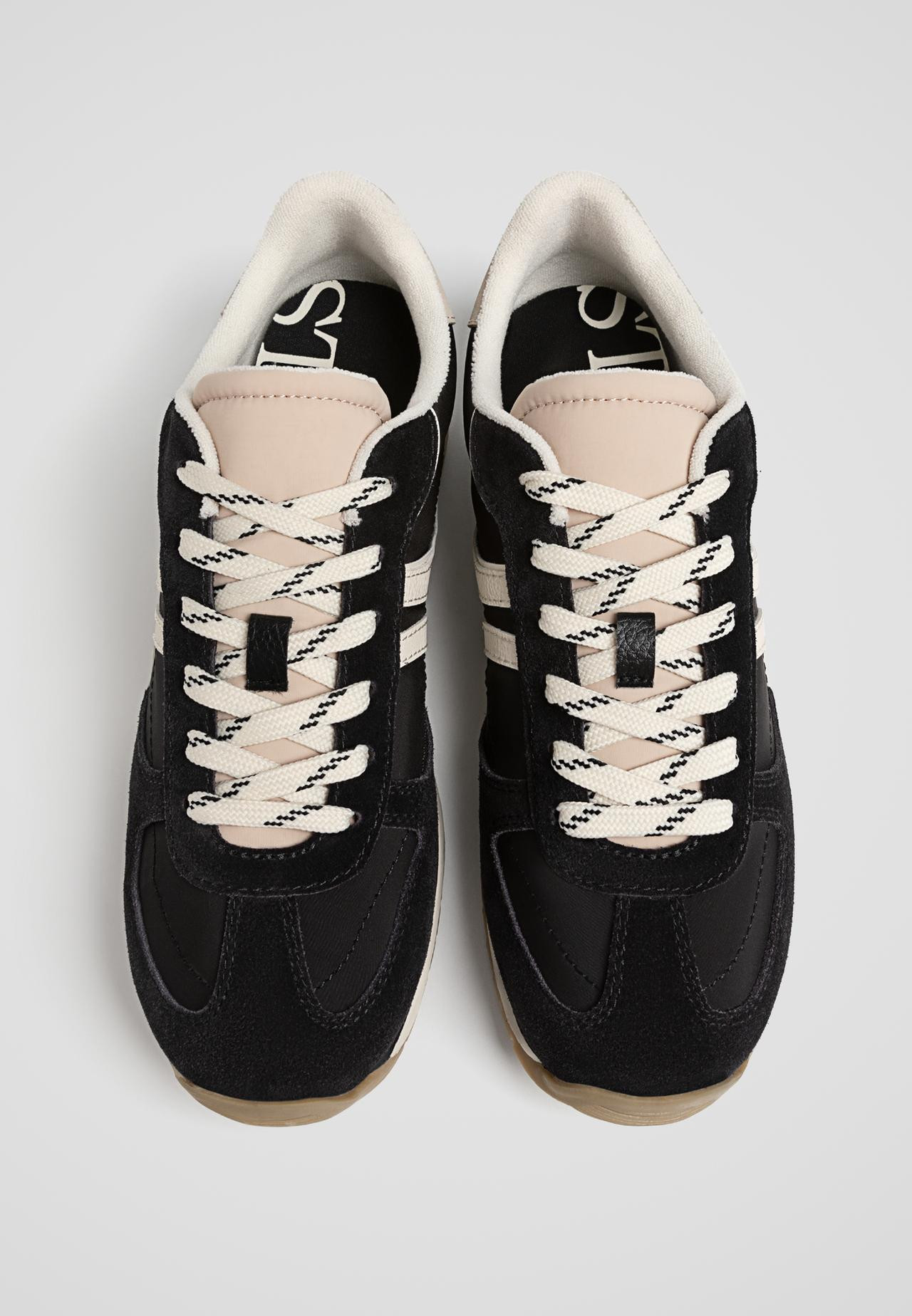 Women’s casual retro trainers. Available in black with white details. Combination of materials ... | Stradivarius (UK)