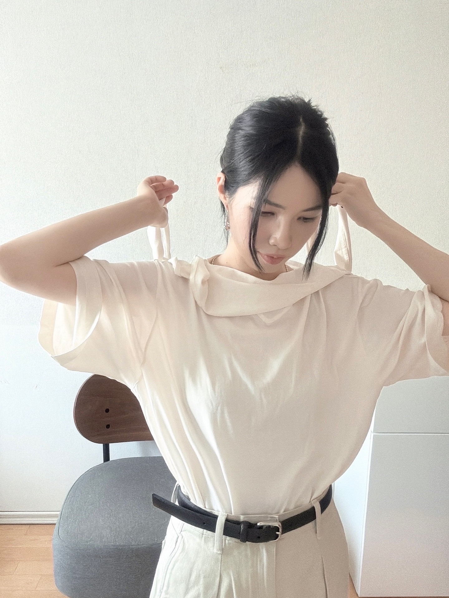 Foulard 묶었다 풀렀다 🎀

#lemaire #lemairetop #lemairetshirt #lemaireshirts #lemairebag #summeroutfitideas #fashioninspo #styleinspo #styleinspiration #stylingideas #summeroutfits #르메르 #르메르풀라드 #르메르티셔츠 #르메르탑 #르메르범백 #르메르크루아상백 #여름코디 #여름코디추천 #출근룩 #ルメール #ルメールバッグ #ルメル #今日のコーディネート #夏服コーデ #ショッピング

#LTKstyletip #LTKkorea #LTKasia