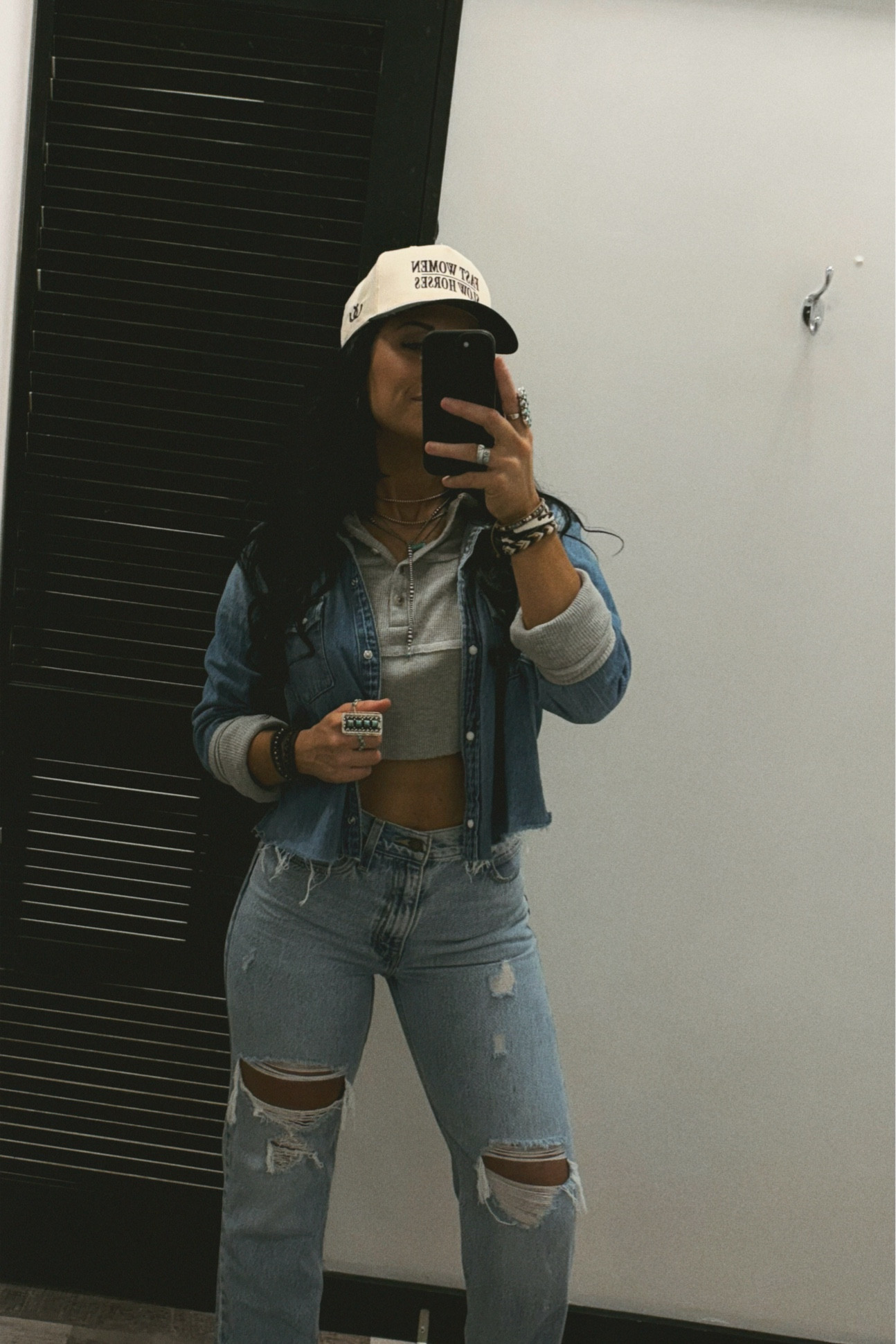 Hat is Black Dirt Hat co.
Wearing a size 25 in the Levi jeans🫶🏼 #western #westernfashion #casualoutfit