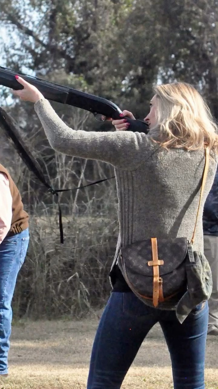 The synergistic effect of mixing boy hobbies with girl characteristics 🤌🏼🤌🏼

#yourfavoriteinfluencerinthewild #missourifarms #louisvuitton #toryburch #carhartt