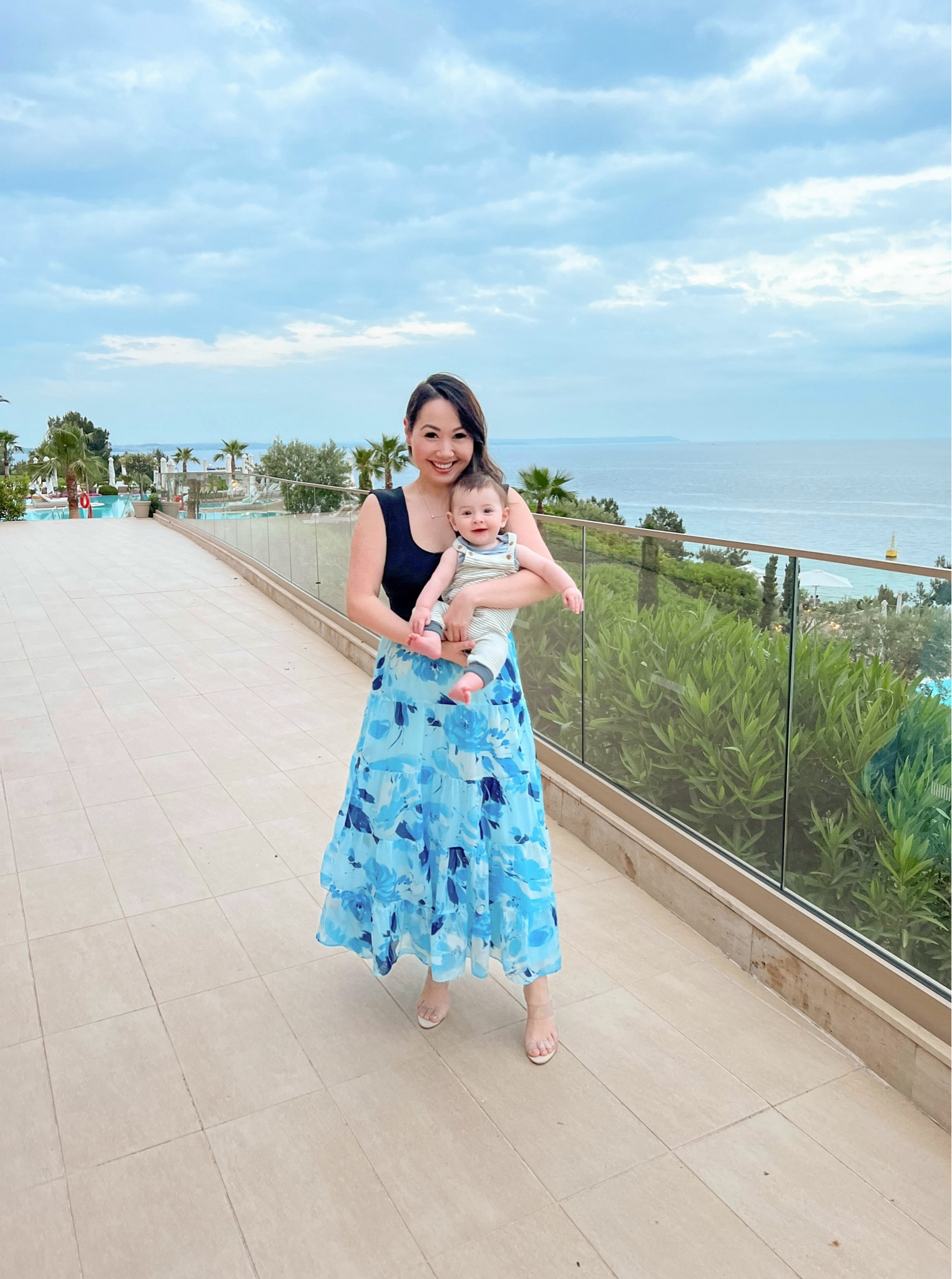 Holiday vibes 🥰❤️☀️ Size medium in both skirt and bodysuit!