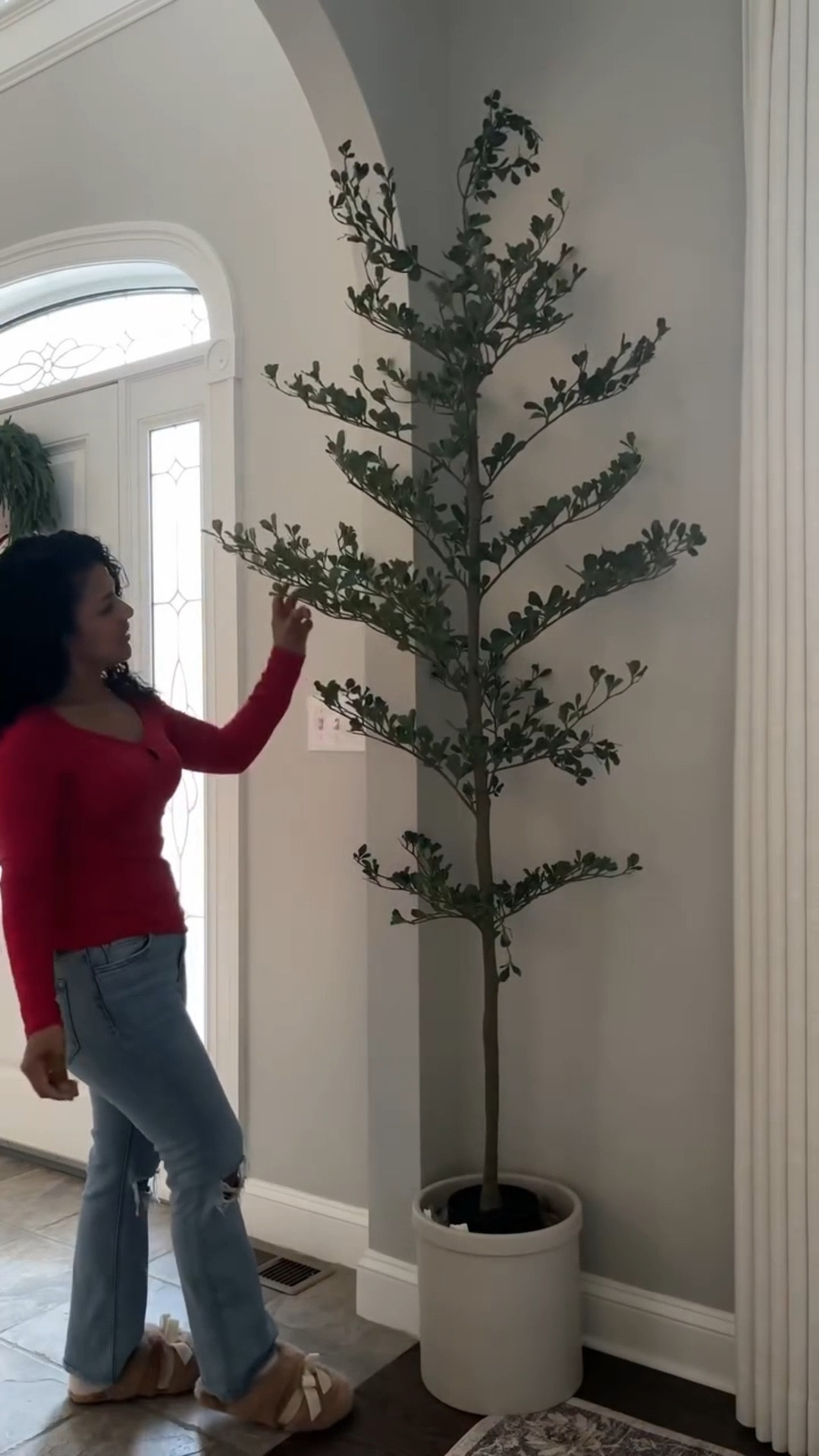 
Esta belleza puede ser tuya ✨
Este hermoso árbol de olivo, perfecto para darle un toque natural, elegante y acogedor a cualquier espacio—ya sea tu sala o tu habitación. Sus hojas ultra realistas y su tronco estilizado hacen que luzca increíble en cualquier rincón del hogar 🤍

Si amas la decoración, los tonos neutros y el estilo limpio, este árbol es para ti.





#LTKHoliday #LTKGiftGuide #LTKHome