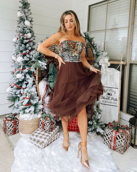 Holiday outfit, strapless corset top, floral top, brown tulle midi skirt 

#LTKparties #LTKHoliday #LTKSeasonal