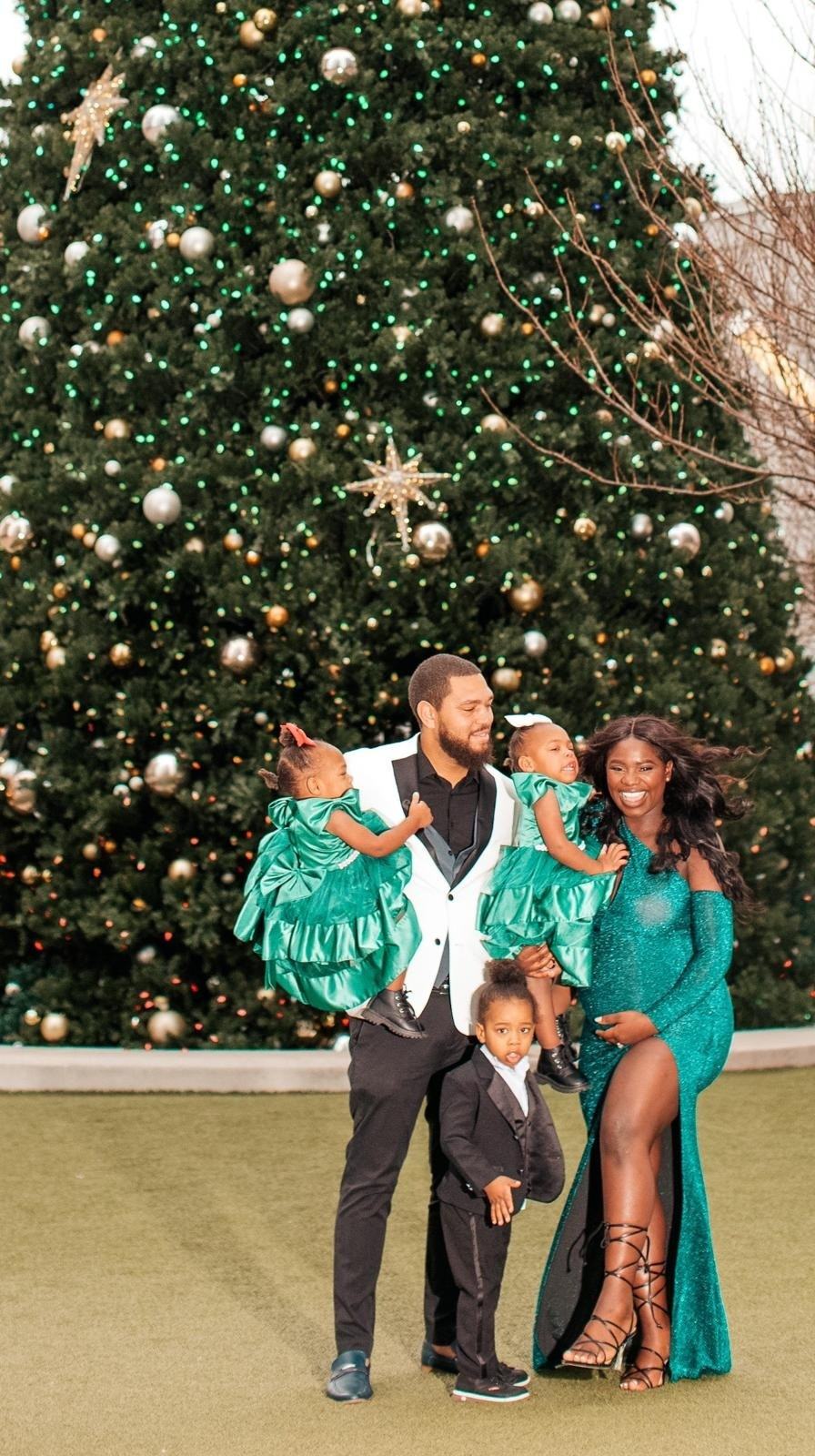 Family Christmas picture ideas | Green, Black & White

#LTKFamily #LTKSeasonal #LTKHoliday