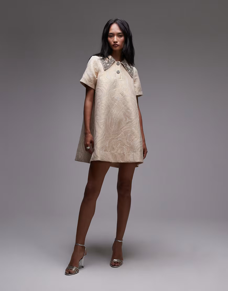 & Other Stories – Schwingendes Minikleid aus Jacquard mit Kragen mit goldfarbener Verzierung-Weiß | ASOS (Global)