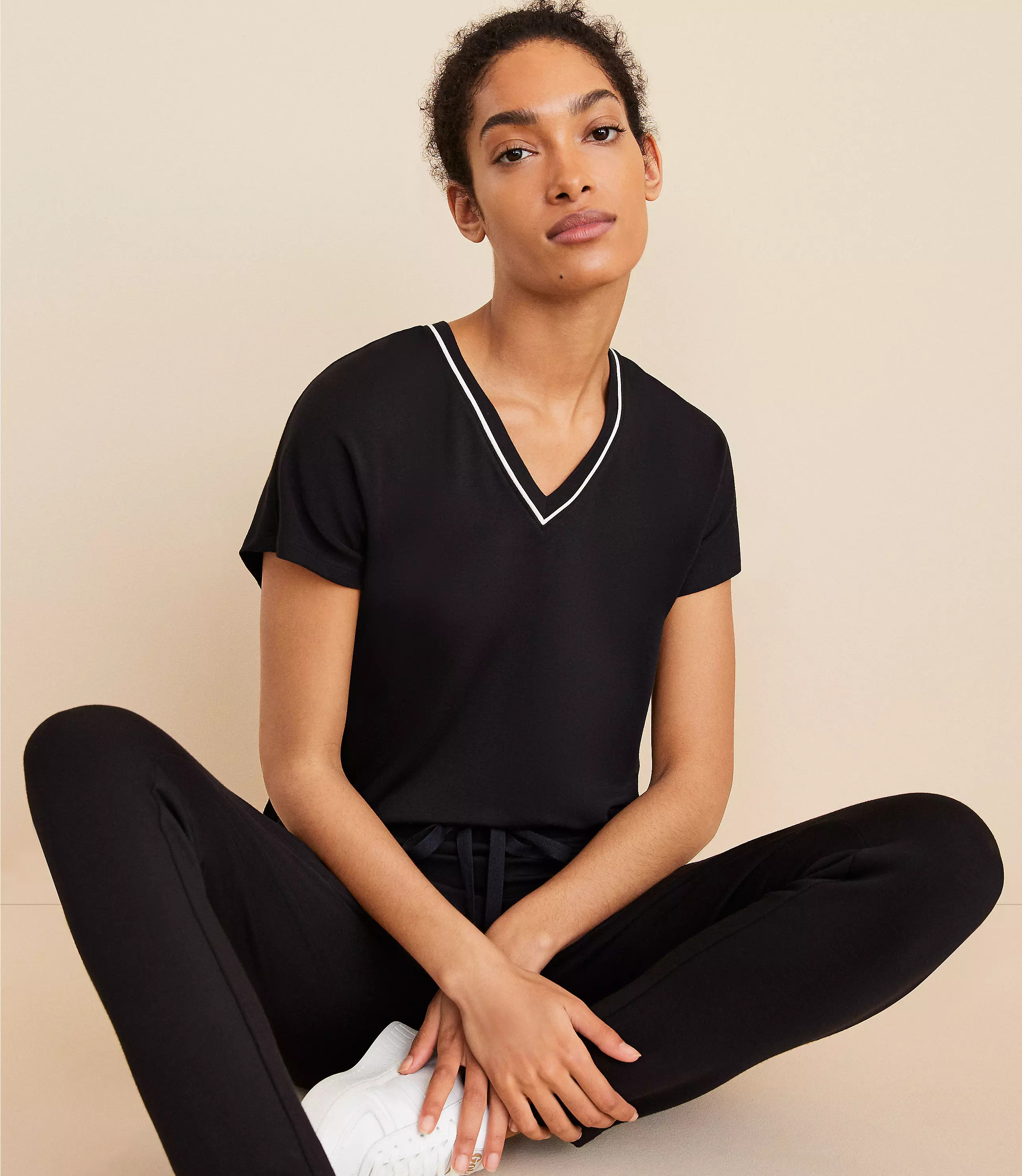 Lou & Grey Piped Signaturesoft V-Neck Top | LOFT