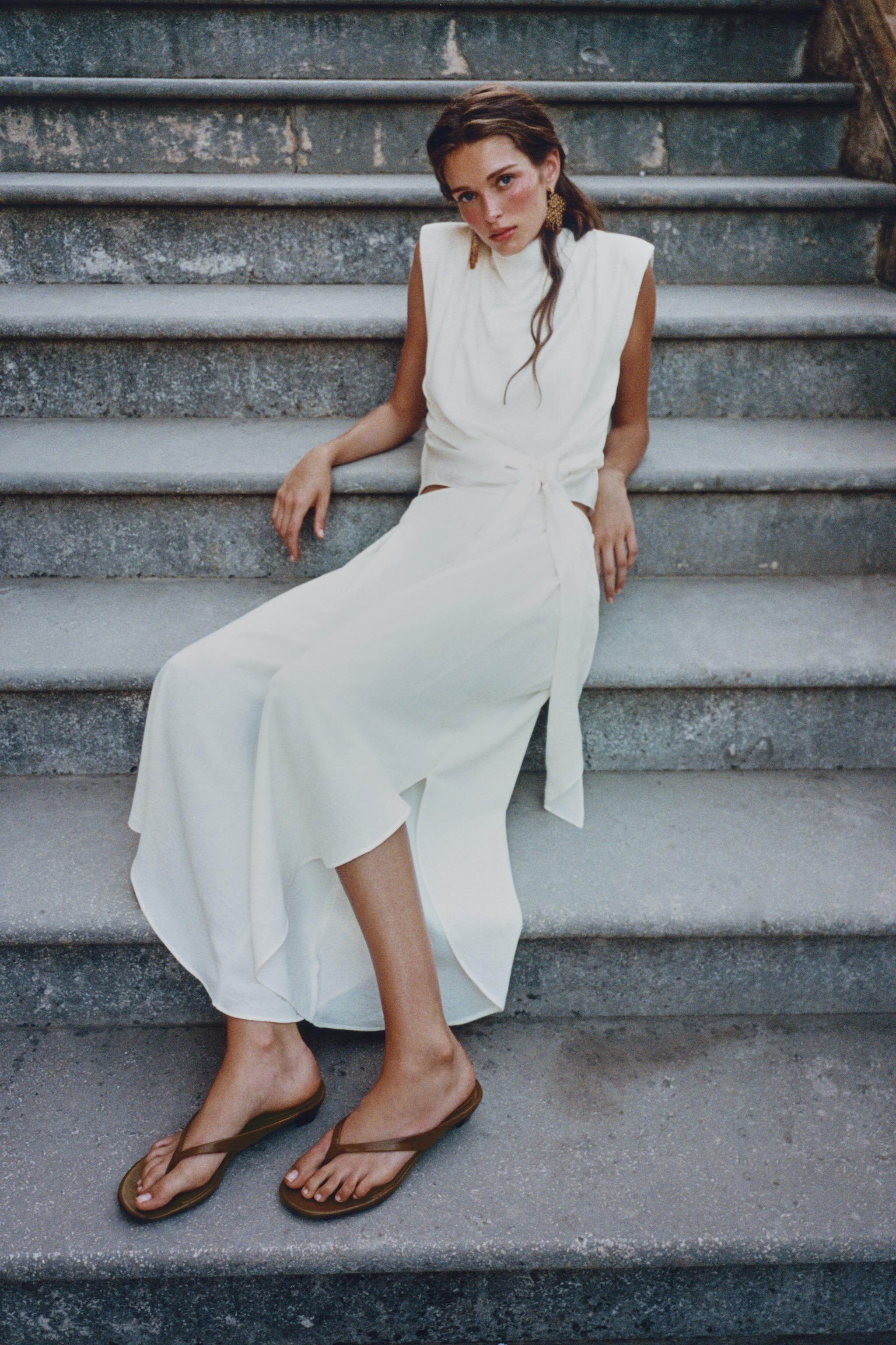 Model height: 181 cmHeeled sandal-style shoes. Mule style. Toe post strap. Wide kitten heel. Roun... | Zara DE