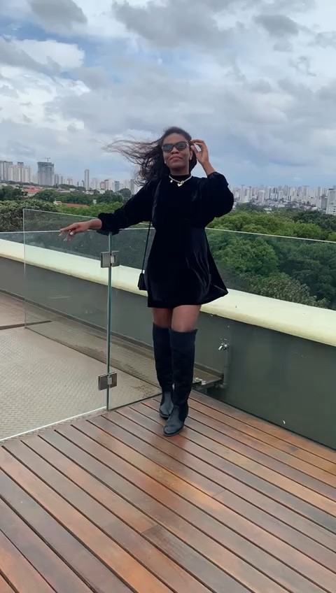 ✨O LOOK QUE TE DEIXA ESTILOSA ATÉ COM MUITO VENTO HAHA 💨

 Disseram que o vento ia atrapalhar mas acabou ajudando até na demonstração.

 VESTIDO DE VELUDO são ótimos pois além de deixar a gente quentinha e estilosa nos proteje na ventania 💨 

 O vestido e os óculos estão no site da C&A, deixei os links 🤩

 A bota esta indisponível porém deixei uma bem semelhante nos links do post 😉

 #ChallengeLTK #vestidodeveludo #botaovertheknee #oculosoval #museudoipiranga #lookallblack #lookinspiracao 
 
 

#LTKstyletip #LTKtravel #LTKbrasil