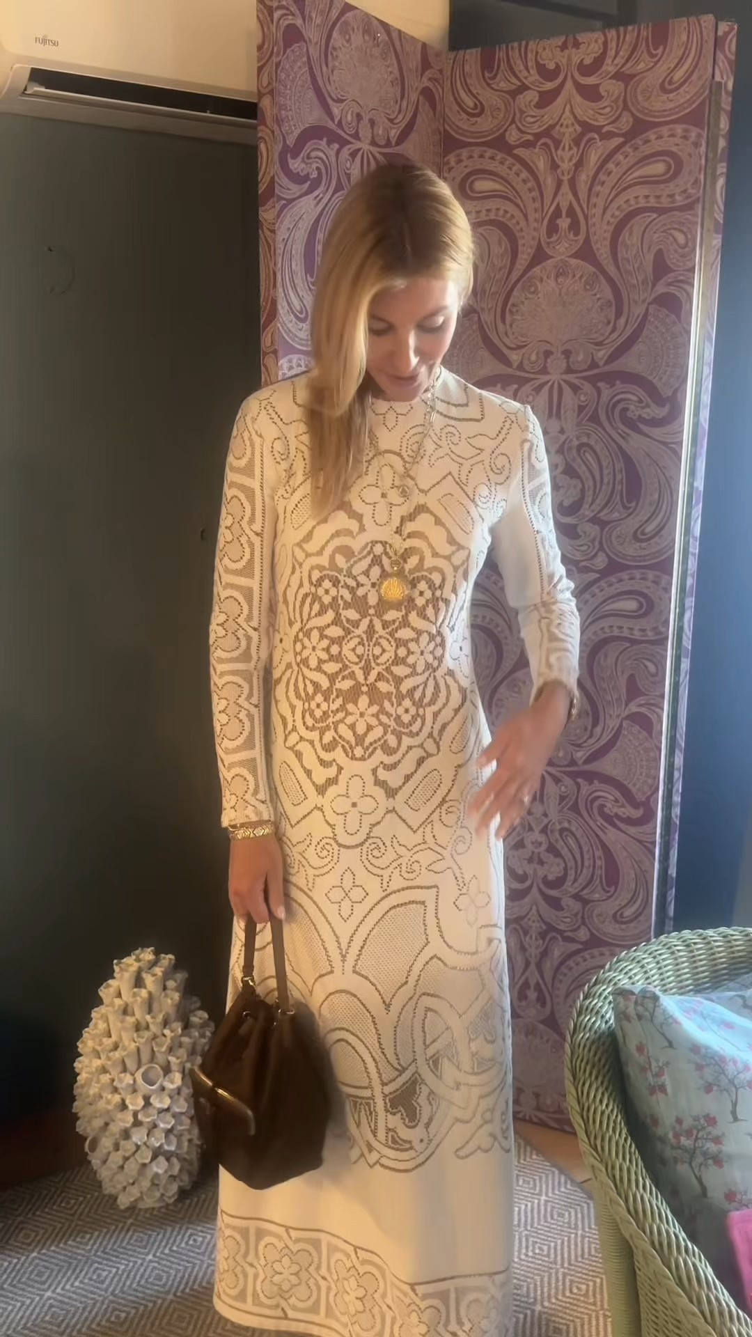 La DoubleJ is known for its bright colors and bold patterns but sometimes white stands out even more. This dress looks fabulous on this beauty. She’s rocking it with a Prada bag and Khaite footwear. This resort look is one of the finest I’ve seen. 