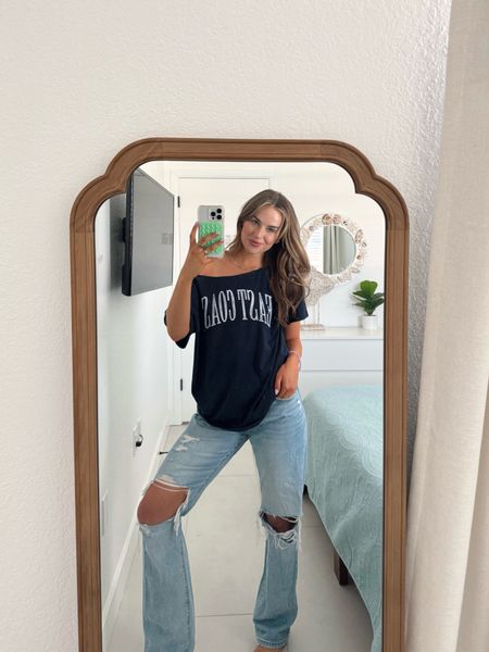 Oversized Graphic Hollister off the shoulder tee! 