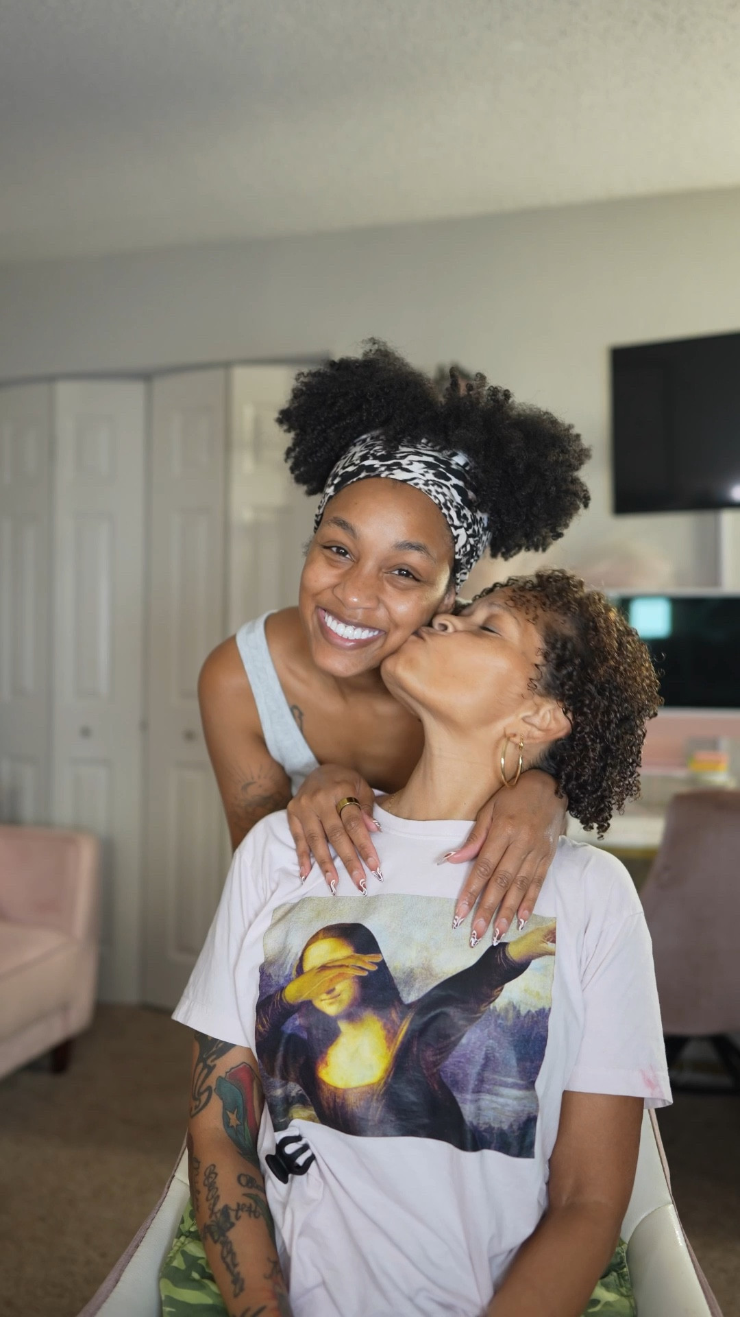 Mother–daughter wash day ✨ We refreshed my mom’s 3C curls (so different from my thick 4B hair!) with a bonding treatment, deep conditioner, steam, and styling combo for long-lasting definition + hold. Perfect for when you won’t be able to wash again for a little over a week 🙌🏽

Products we used:
	•	Bond Bar Bonding Treatment
	•	Curlsmith Double Cream Deep Quencher
	•	Pattern Beauty Steamer
	•	The Doux Honey Dip Gel + Crazy Sexy Curl Mousse
	•	Dyson Supersonic

Shop everything below 🩷⬇️
