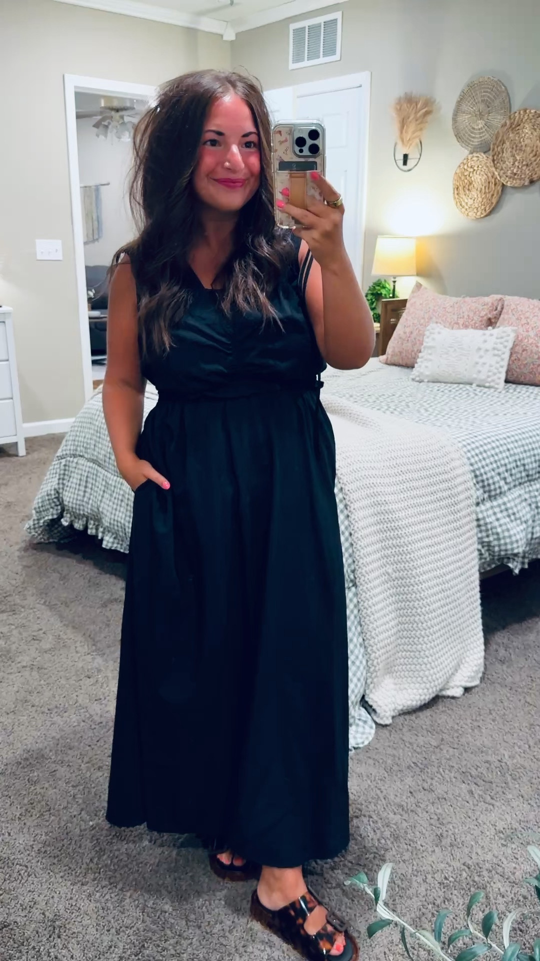 You can never go wrong with a simple black dress 🖤 Easy to style, comfortable to wear, and perfect for everything from errands to dinner out.

sandals: fit true to size // wearing a 5
dress: fits oversized // wearing a medium