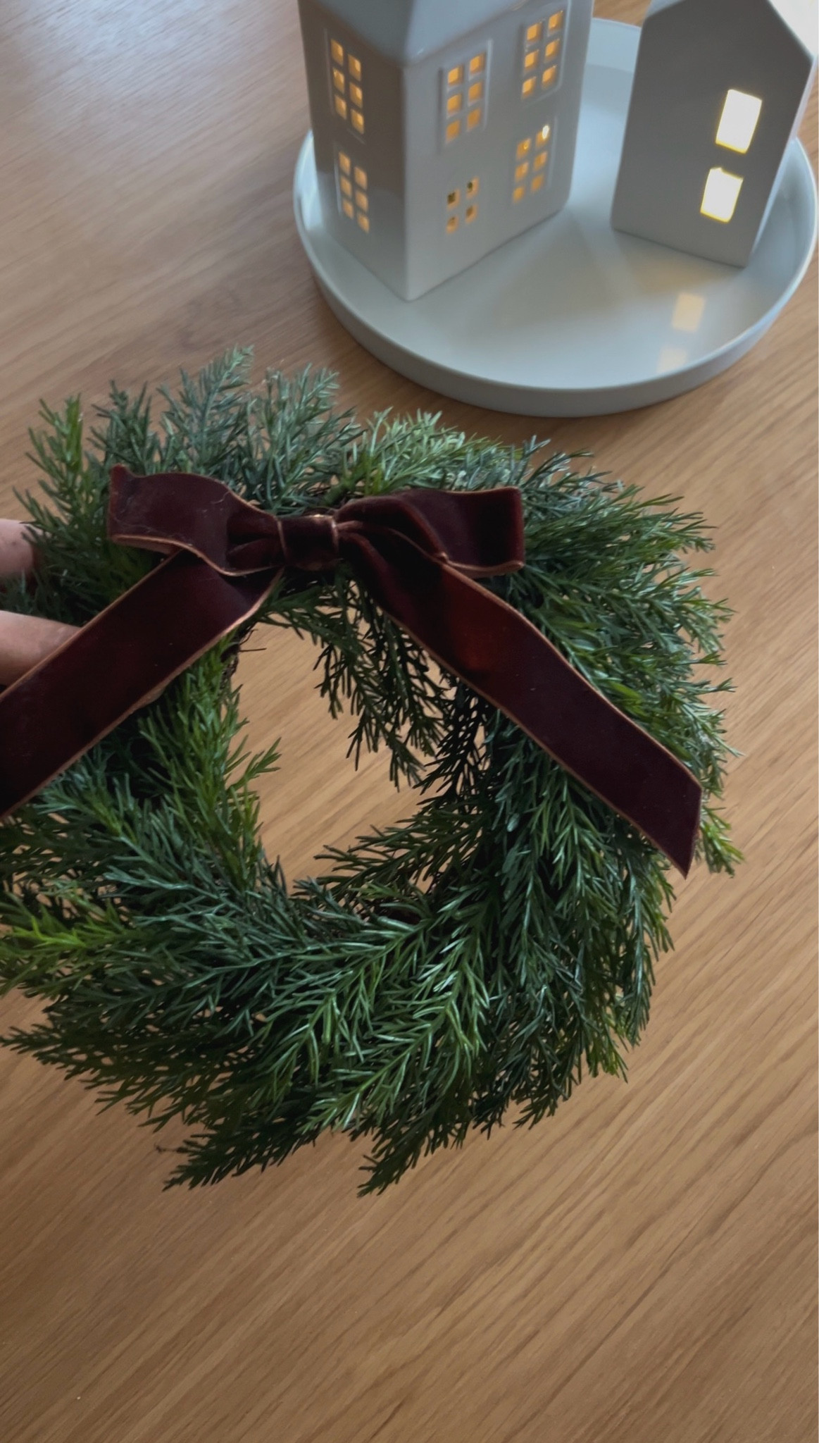 Let’s give this target dupe a little festive makeover 🫶

Found this cute little wreath @canadiantire, just under 13$. Swapped the black and white bow with a pre-made dark brown bow from the canvas collection ✨

Holiday finds | Canadian tire | holiday decorating 



#LTKsale #LTKcanada #LTKstyletip