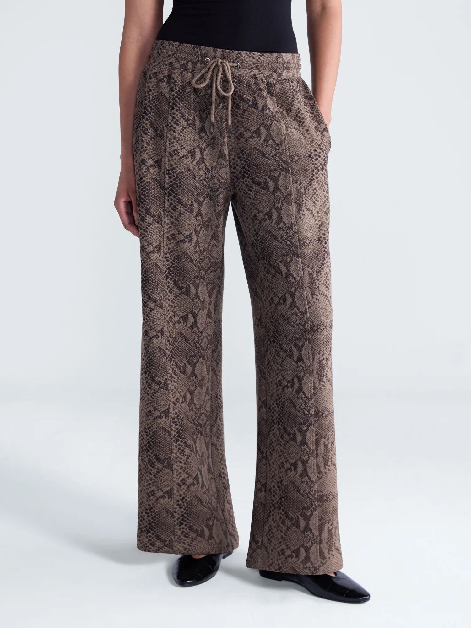 Scoop Women's and Women's Plus Scubaknit Seamed Pants, Regular, Short Lengths, Sizes XS-4X | Walmart (US)