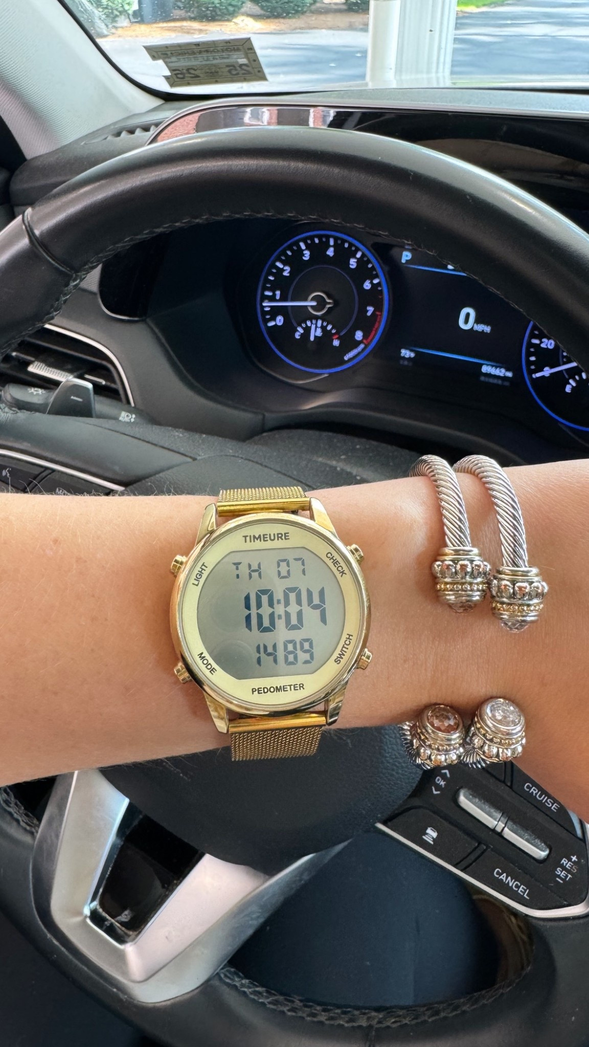 My absolutely favorite pedometer watch! Cute & gold and there is no EMF🙌🏻