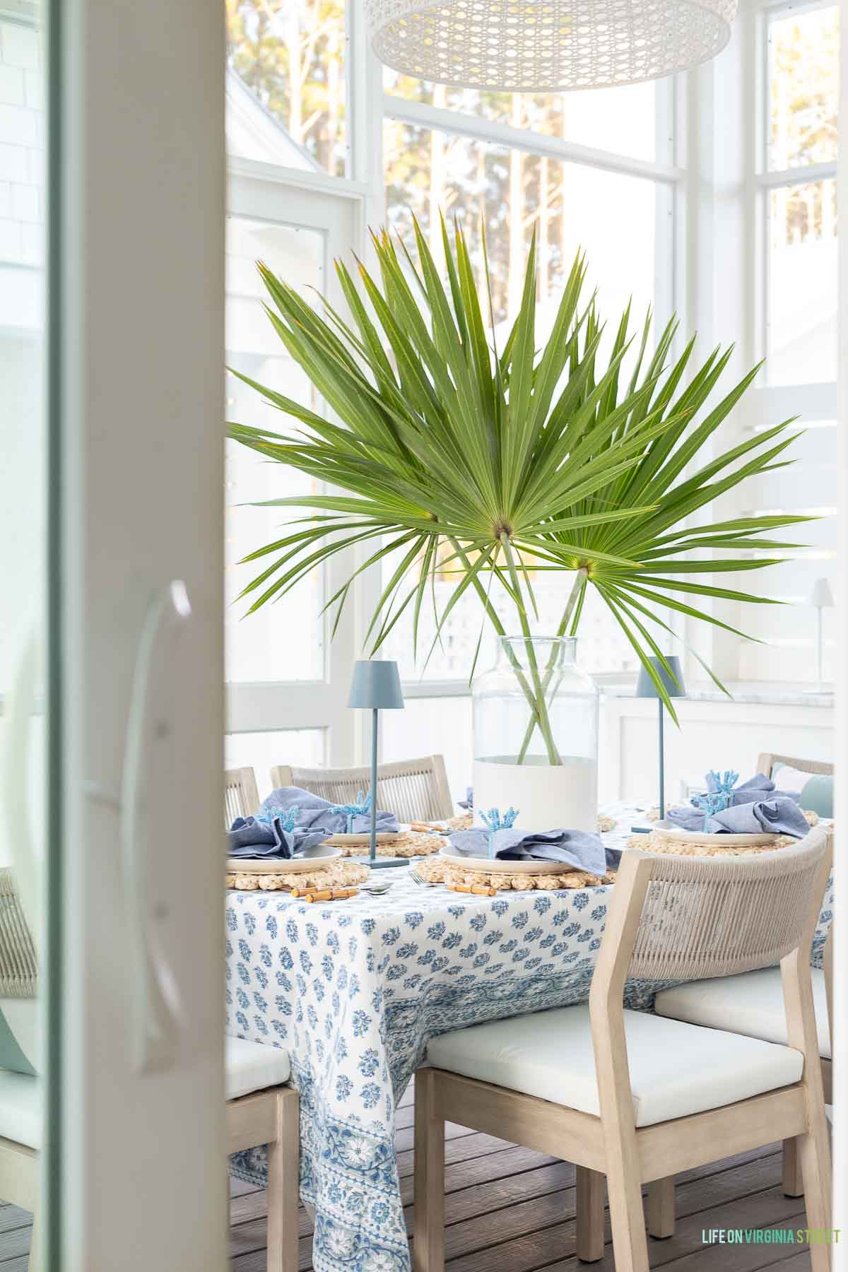 Outdoor dining area  and table scape 🙌🏻🙌🏻

#LTKSeasonal #LTKHome