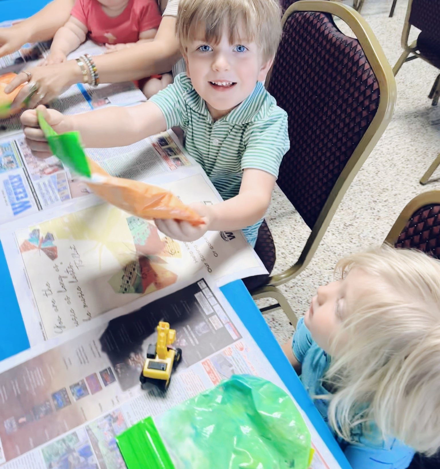 We had a ball going to storytime 📖📚 at the library today 📔🏫 with sweet friends!! 🫶🏽 And look how fun 🤩 this color mixing 🎨🌈 activity was that was part of it, too!! 🫟