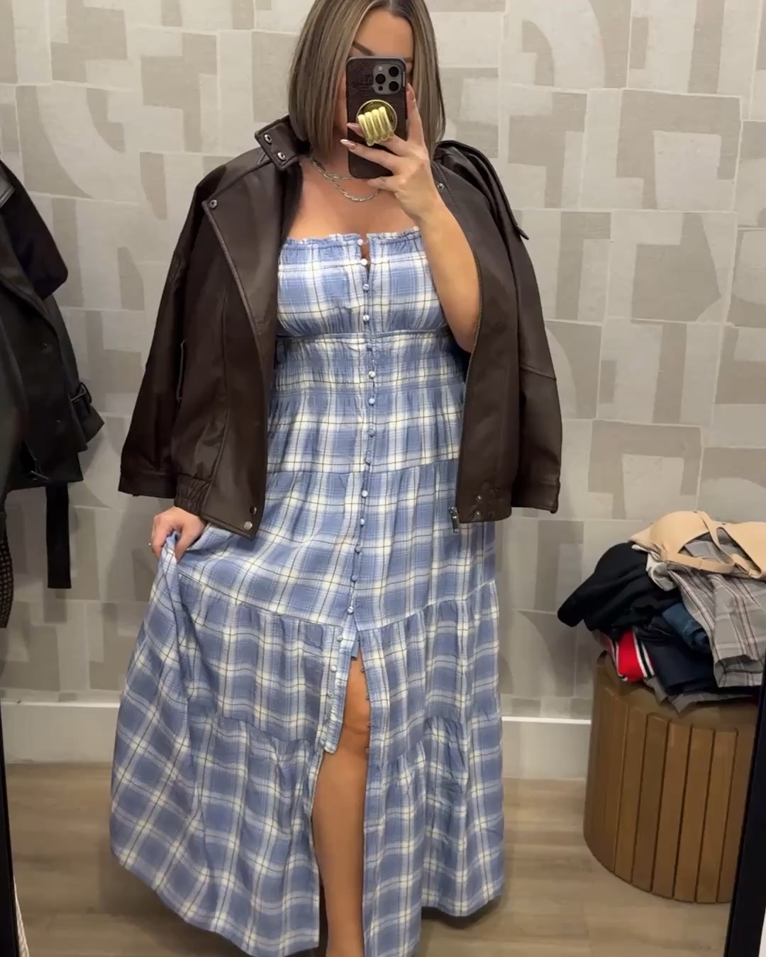 This would be a great dress for fall family photos with some knee high boots 😍 

It has a built in bra as well 

Size L 
Jacket xl for oversized fit