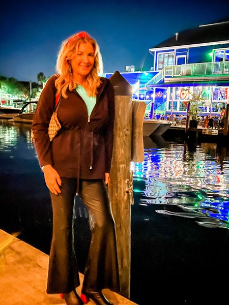 Chilly night tonight, wore my favorite Sport Savvy jacket to watch the 🎄⛴️Christmas boat parade! Comes in black & copper brown and sizes XXS-5X! French terry and so soft! 