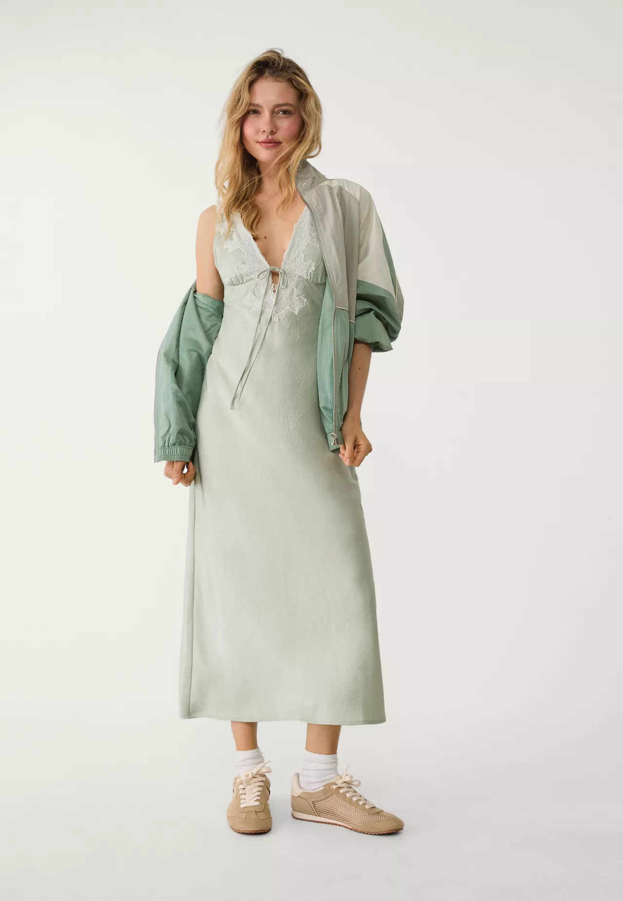 Satiniertes Midikleid mit Lace | Stradivarius DE