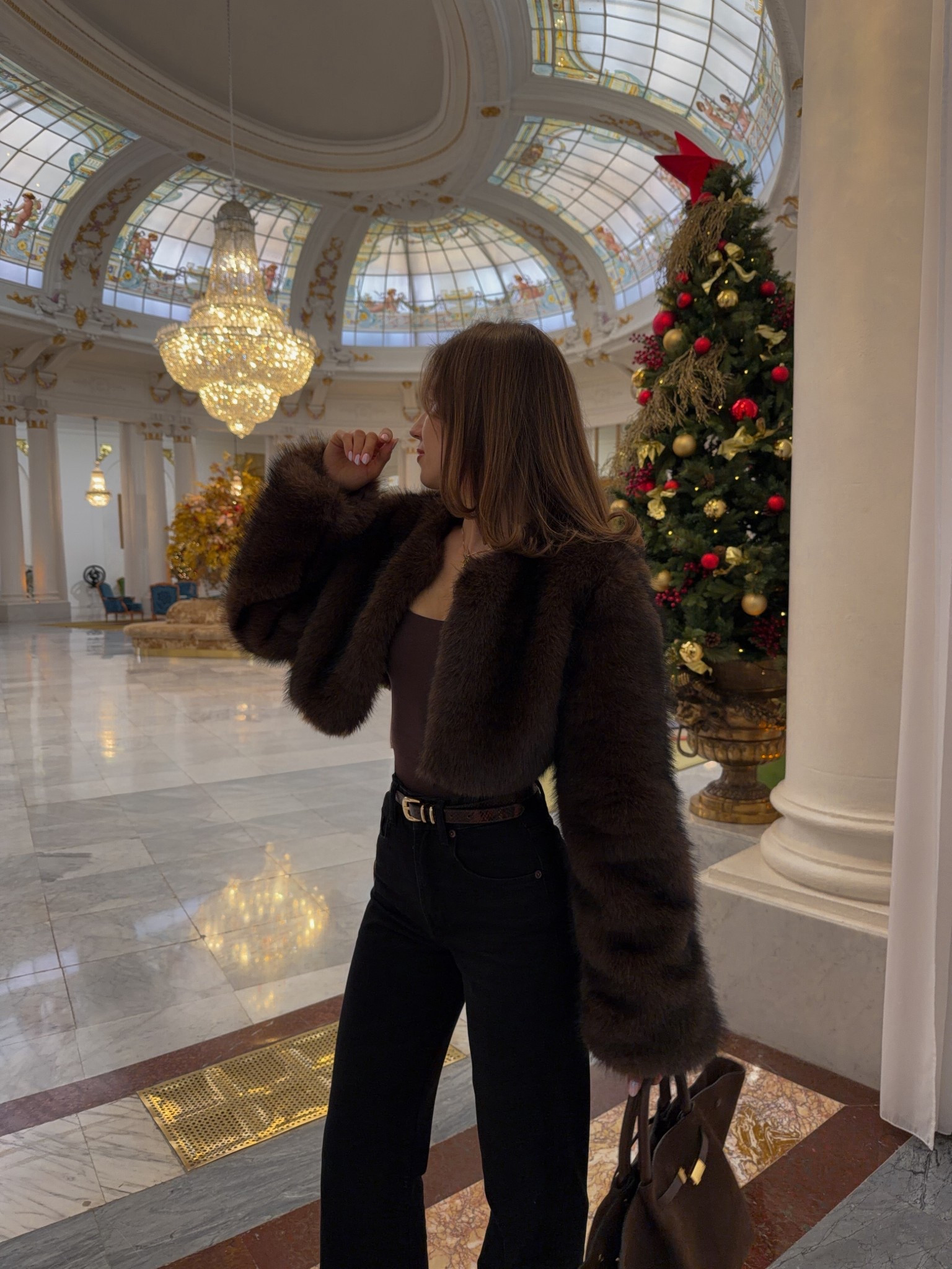 Casual Christmas outfit: jeans and a little faux fur 🧸 

#LTKSeasonal #LTKHoliday #LTKFindsUnder100