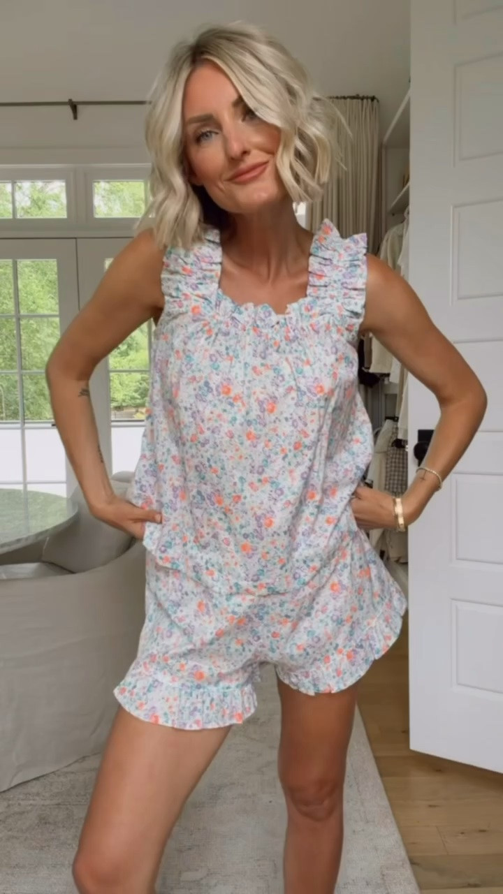 How cute are these pajamas?! Obsessed with the print! Wearing S.

Loverly Grey, Gap Factory, women’s pajamas, women’s pjs, pajama set
