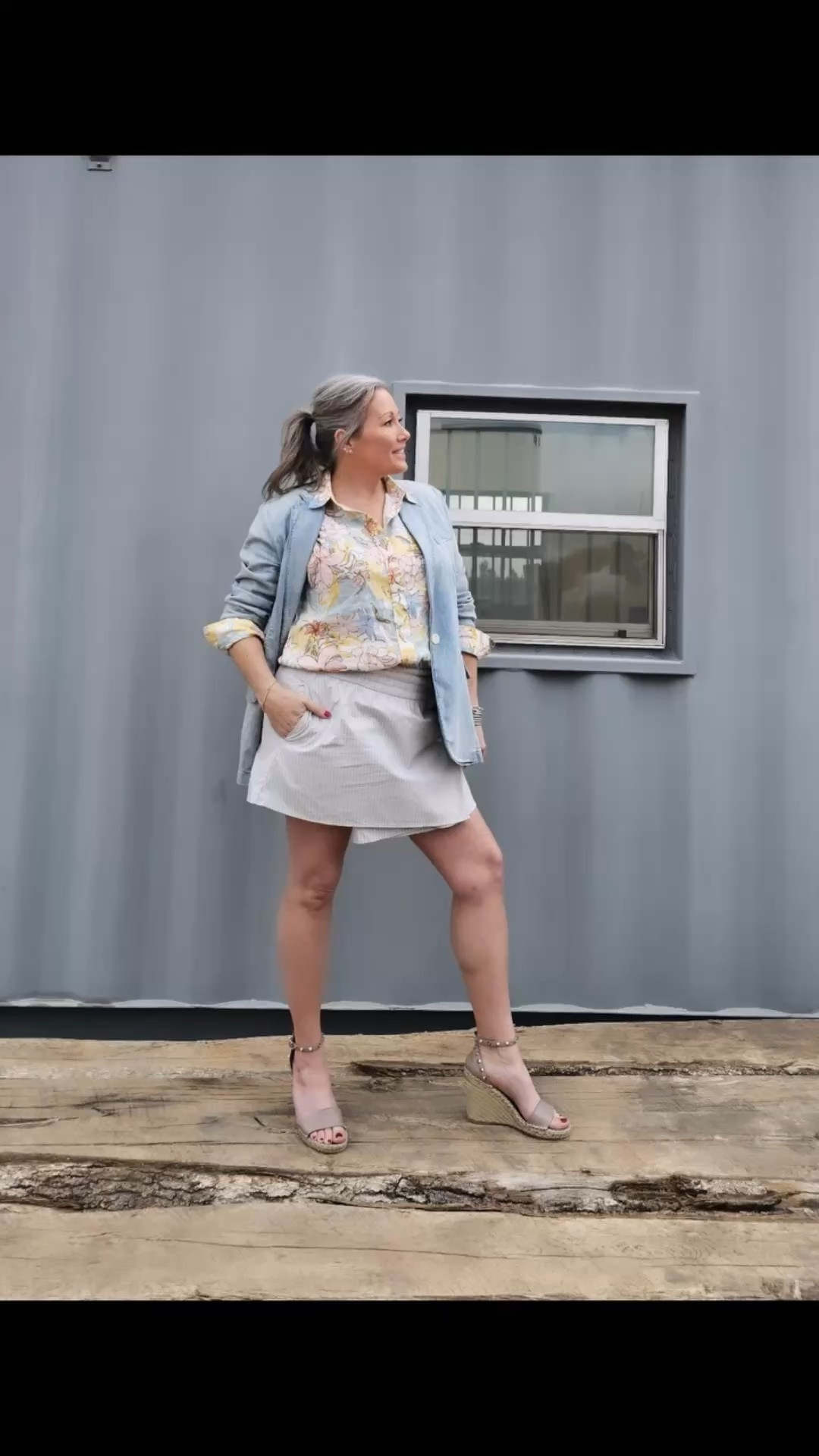 To my corporate girlies, I am absolutely so in love with this Shirt and Blazer from the one and only RL... anddd I mixed patterns today, floral and stripes... I LOVE it so much!! BEST PART... the skirt is a SKORT!! Just enough sass but looking completely put together and intentional for work!

Comment FLOWERS and Ill send you the link.

#workingmom #ootd #fashionover40 #midsize #reels