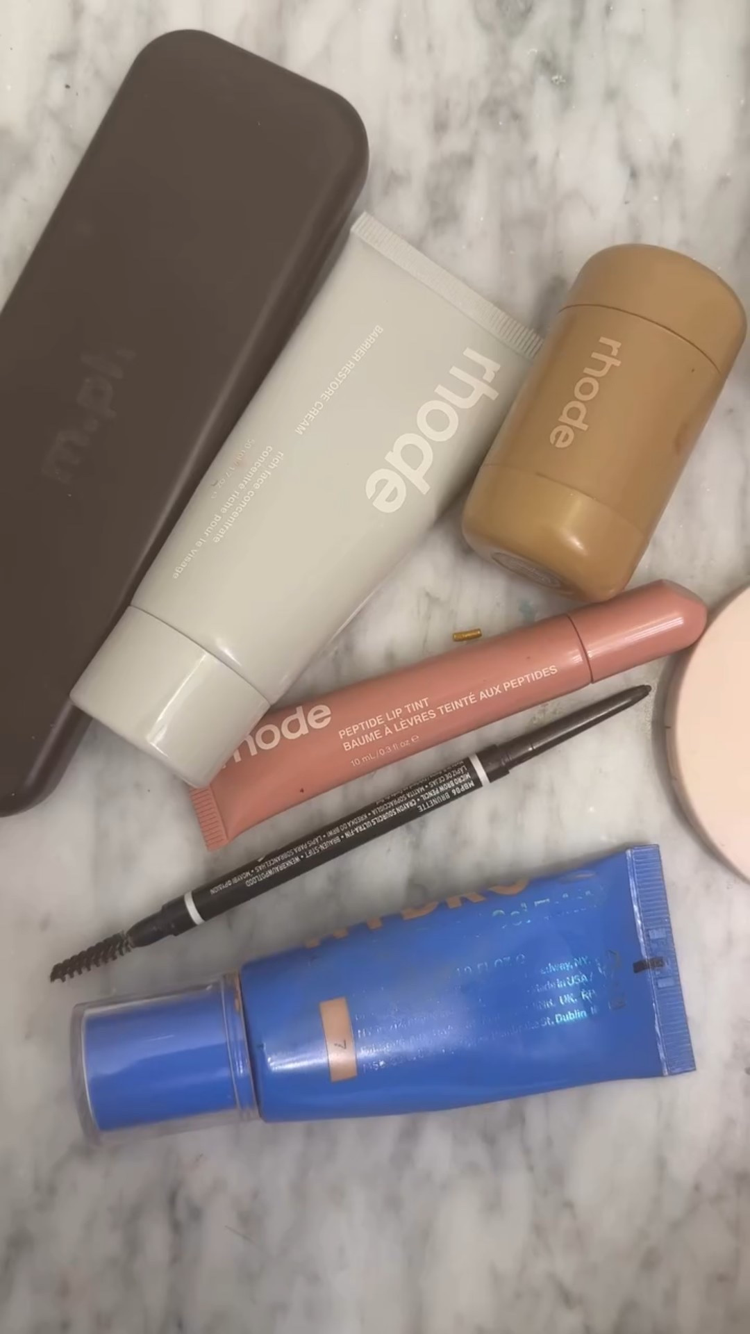 Ever feel like doing your makeup takes too long — or just never looks the way you want it to?
Here’s my six-minute, six-product routine that actually works.
I start with the @rhode Moisturizer to prep, then use the @mphbeauty to sculpt and even everything out.
Blend in @milkmakeup Tinted Moisturizer, shape brows with NYX Pencil, add warmth with Sephora Bronzer, a touch of @rhode Pocket Blush, and finish with the Rhode Lip Glaze.
Effortless, everyday skin — in six minutes flat.”